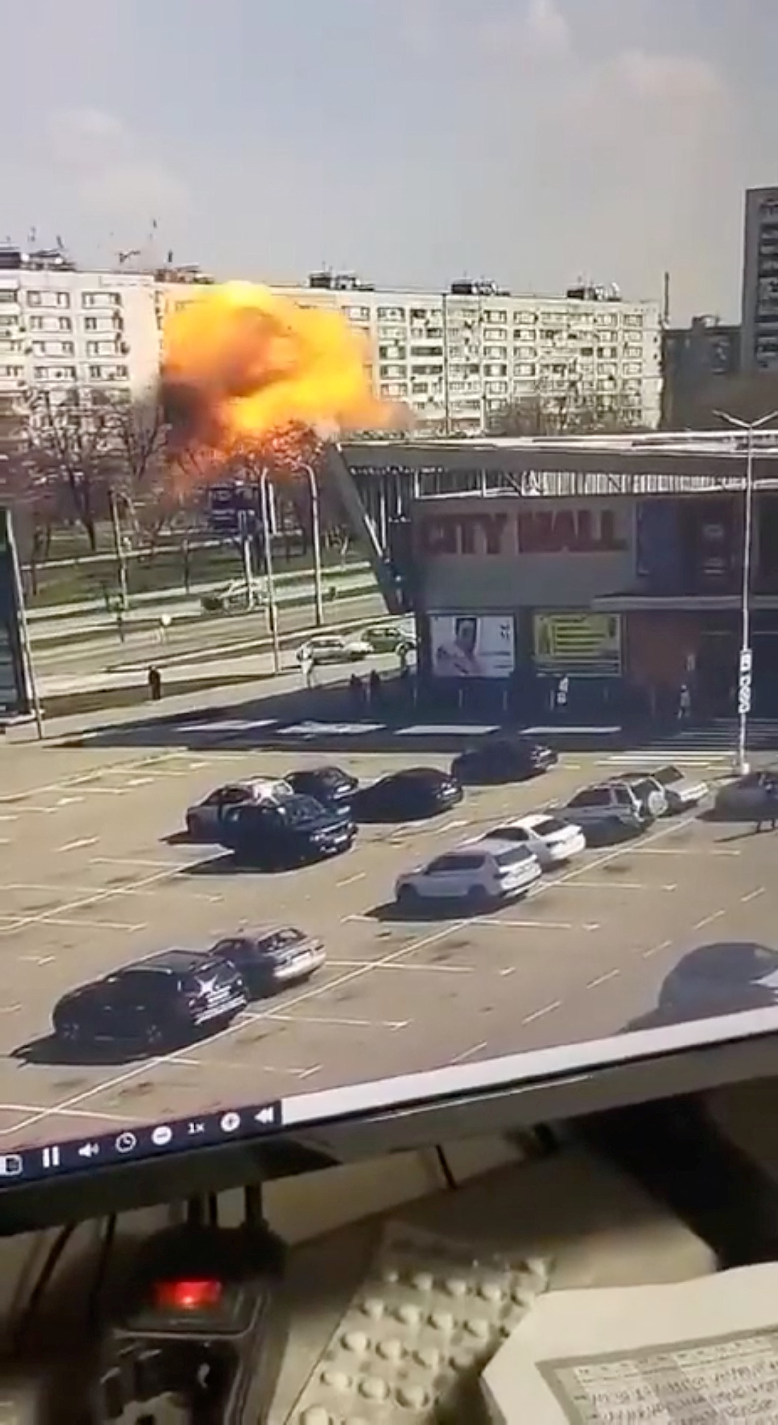 El momento del ataque con misiles en Zaporizhzhia, Ucrania, 22 de marzo de 2023, en esta captura de pantalla obtenida de un vídeo en las redes sociales. Vídeo obtenido por Reuters/via REUTERS