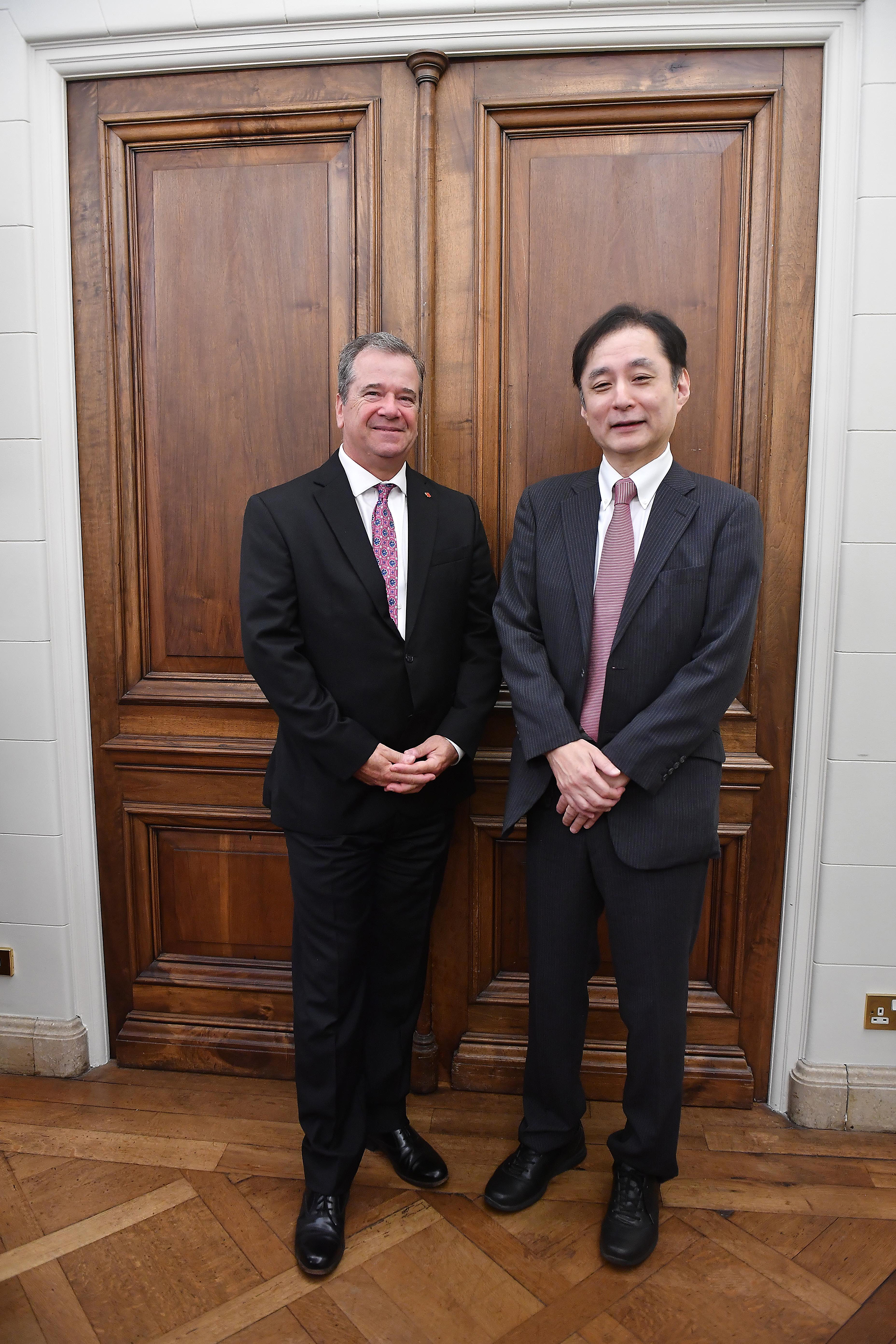 El embajador de Canadá, Reid Douglas Sirrs, junto a su par de Japón, Hiroshi Yamauchi