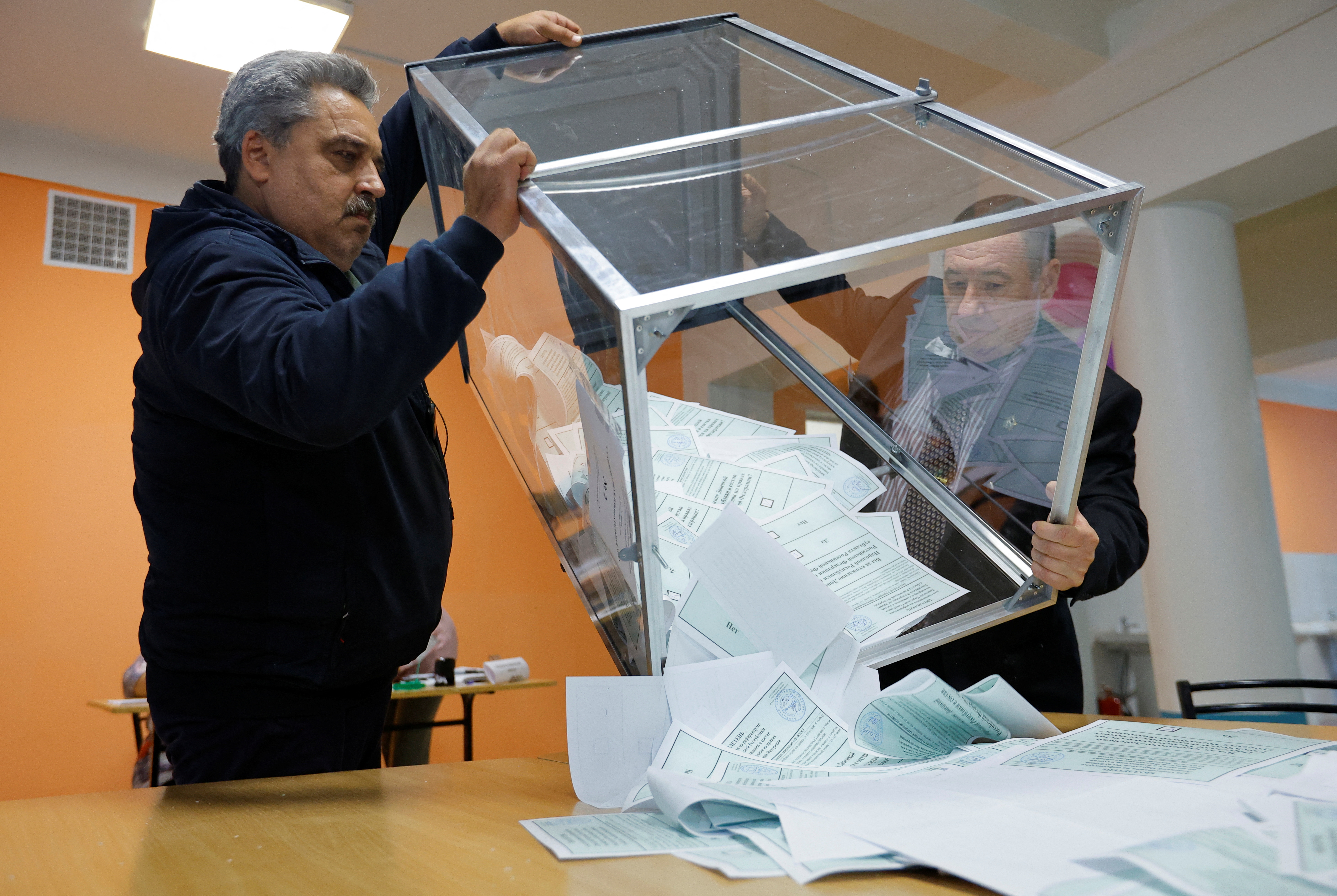 Los resultados divulgados este martes por la Comisión Electoral de Rusia sobre los referéndum, con los recuentos ya culminados en la mayoría de los casos, arrojan un apoyo en los cuatro territorios, especialmente en Donetsk, donde se alcanza 98,7 por ciento, según lo informó la agencia de noticias TASS.
