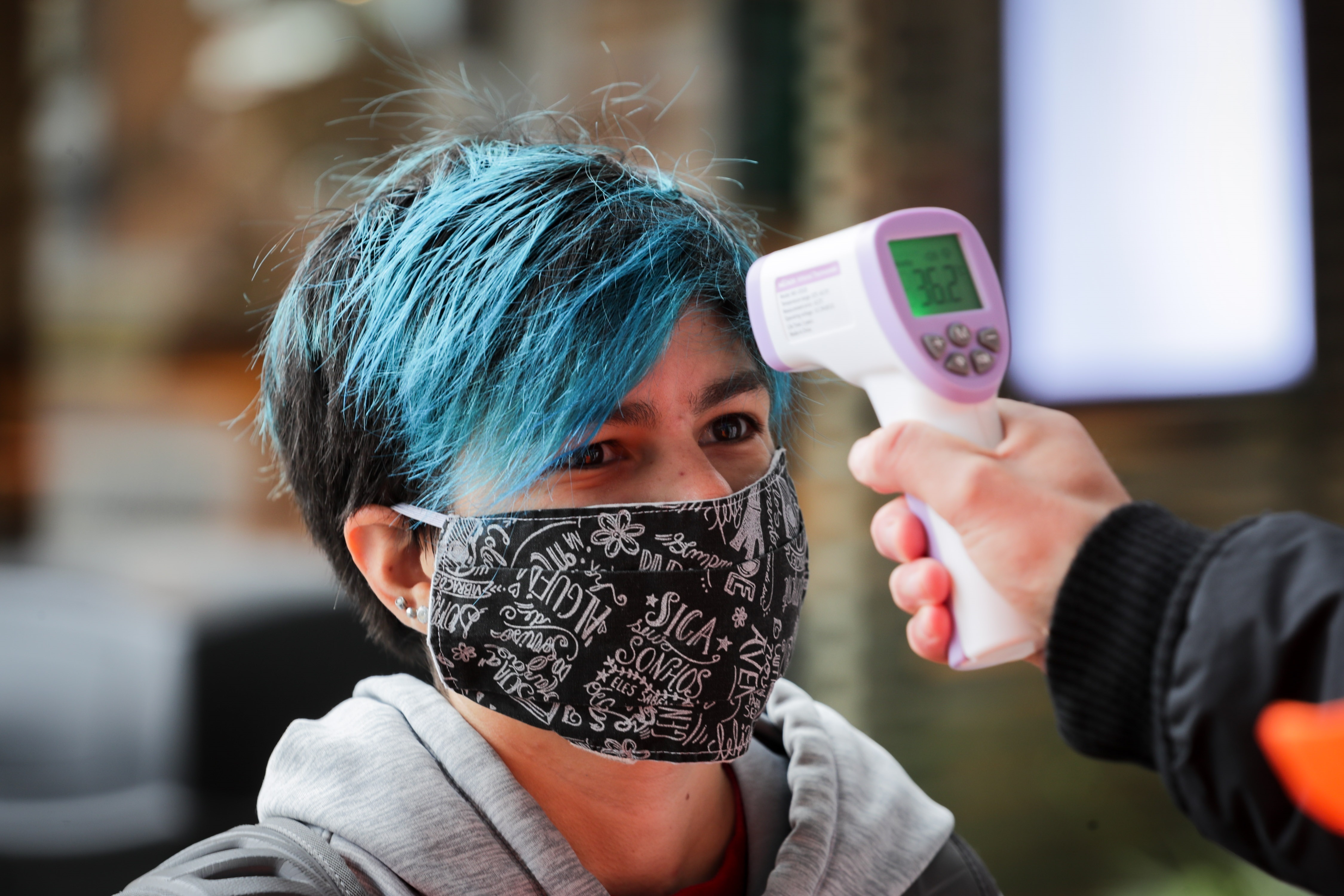 Un trabajador toma la temperatura a una mujer este martes en Montevideo (Uruguay). EFE/Ra&#250;l Mart&#237;nez/Archivo
