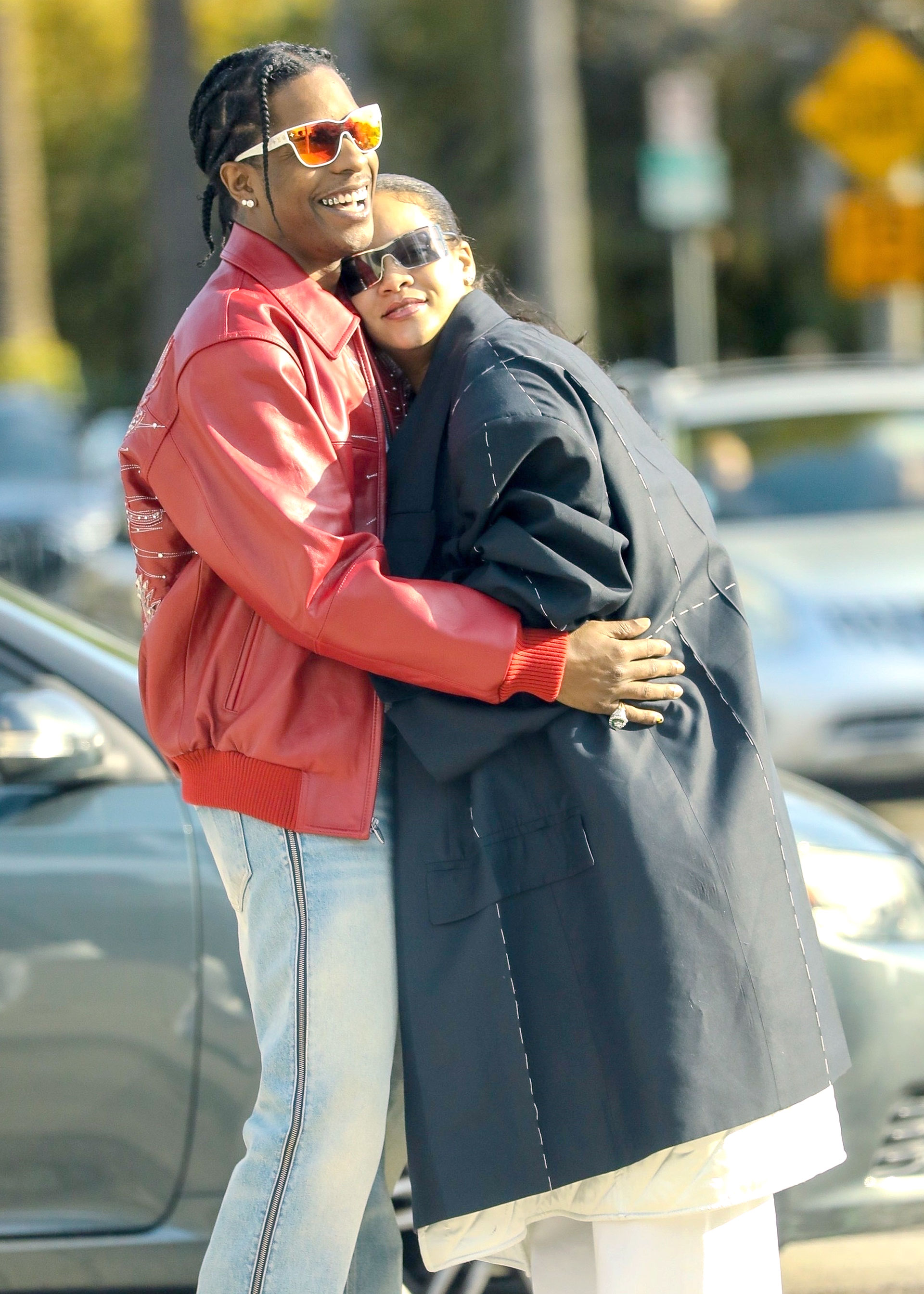 Romántico paseo. Rihanna y A$AP Rocky se mostraron muy cariñosos durante una salida de pareja en Los Ángeles. Fueron a comer a un exclusivo restaurante y luego caminaron por un paseo comercial. La artista está embarazada: espera su segundo bebé con el rapero