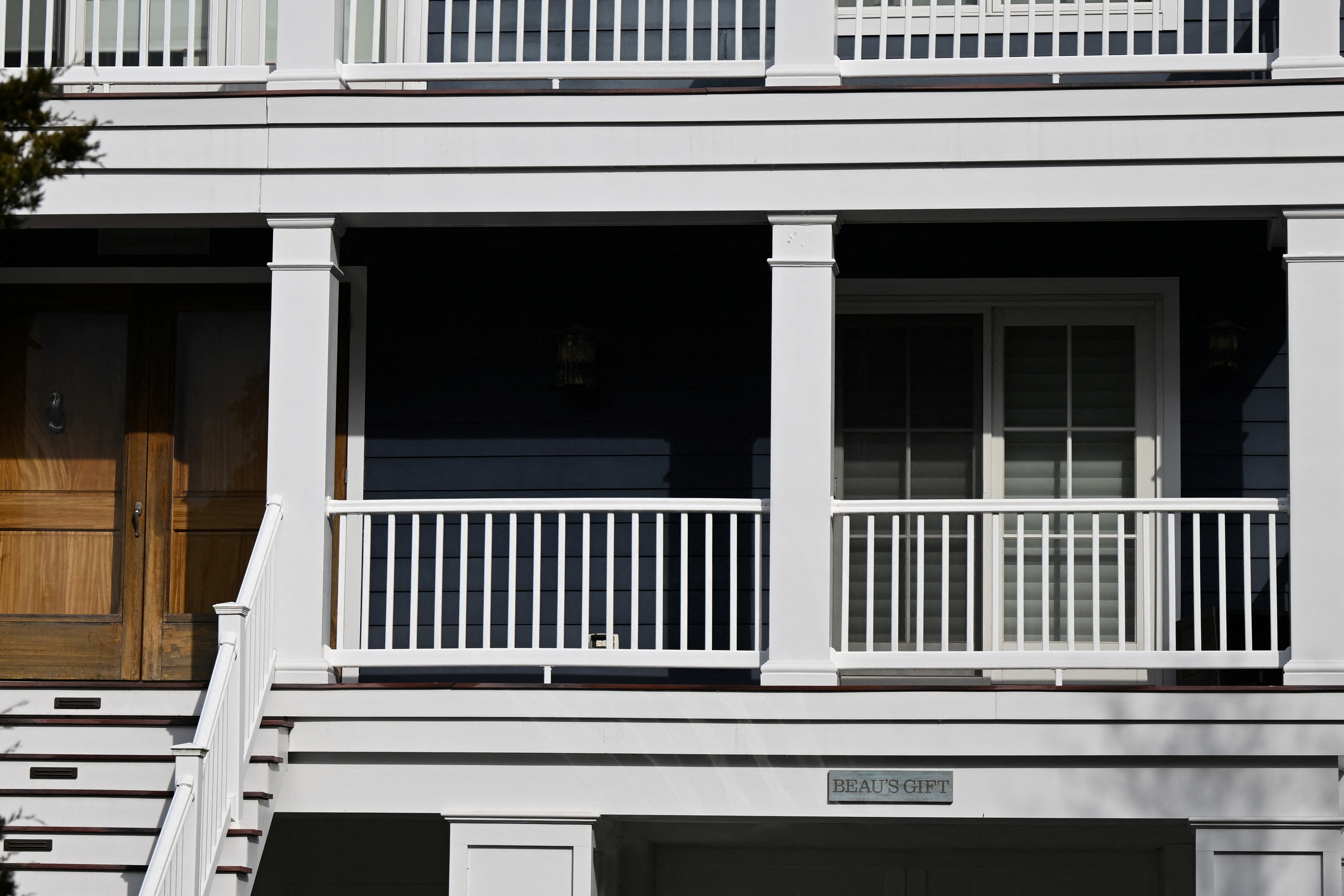 Un letrero que dice "EL REGALO DE BEAU" en referencia al hijo mayor fallecido del presidente de los Estados Unidos, Joe Biden, se ve fuera de la casa de playa propiedad de Biden