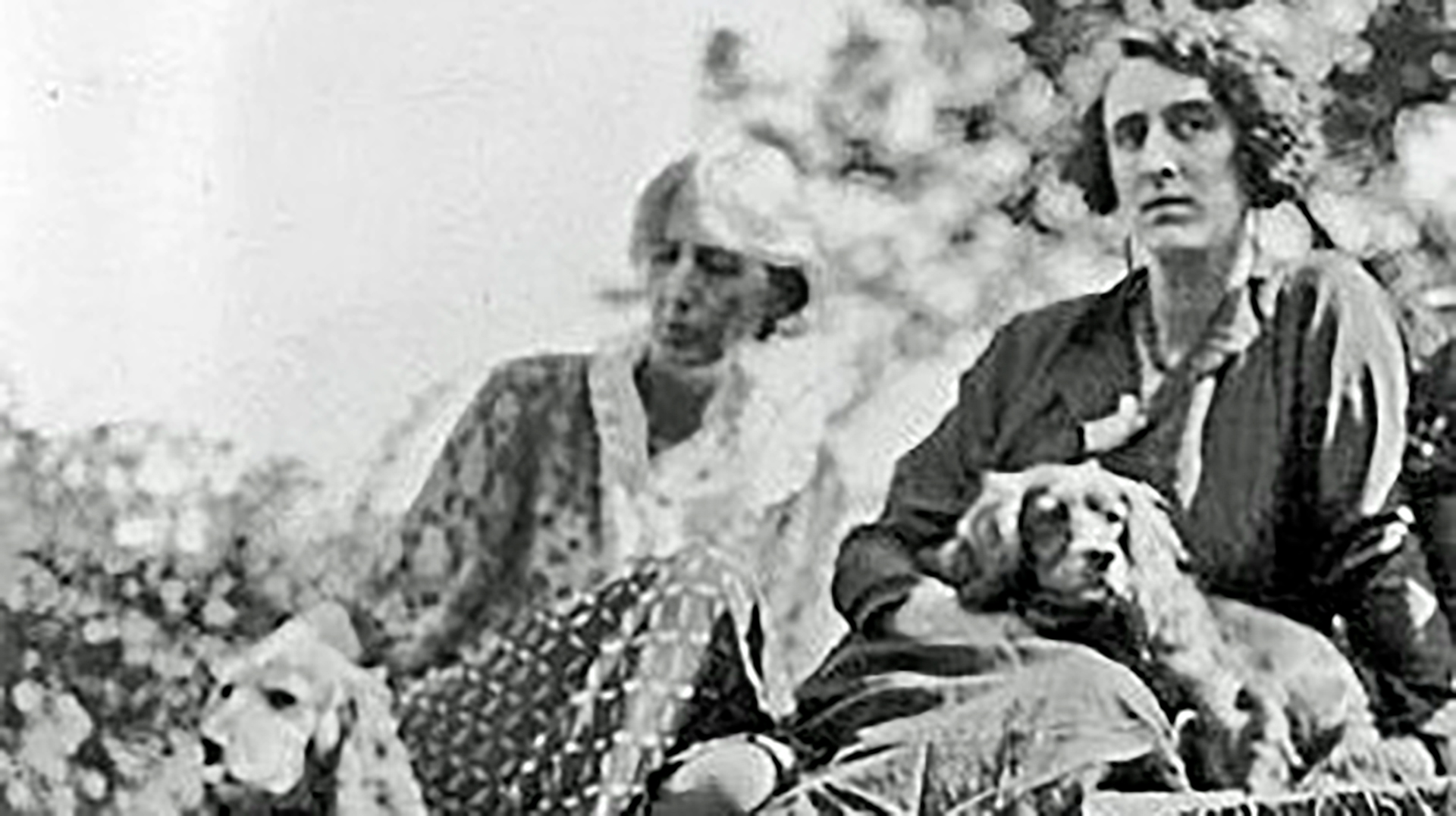 Virginia Woolf, Vita Sackville-West y su perro Canute en los jardines de Knole, la mansión "de incontables habitaciones" que Sackville-West no pudo heredar por ser mujer.