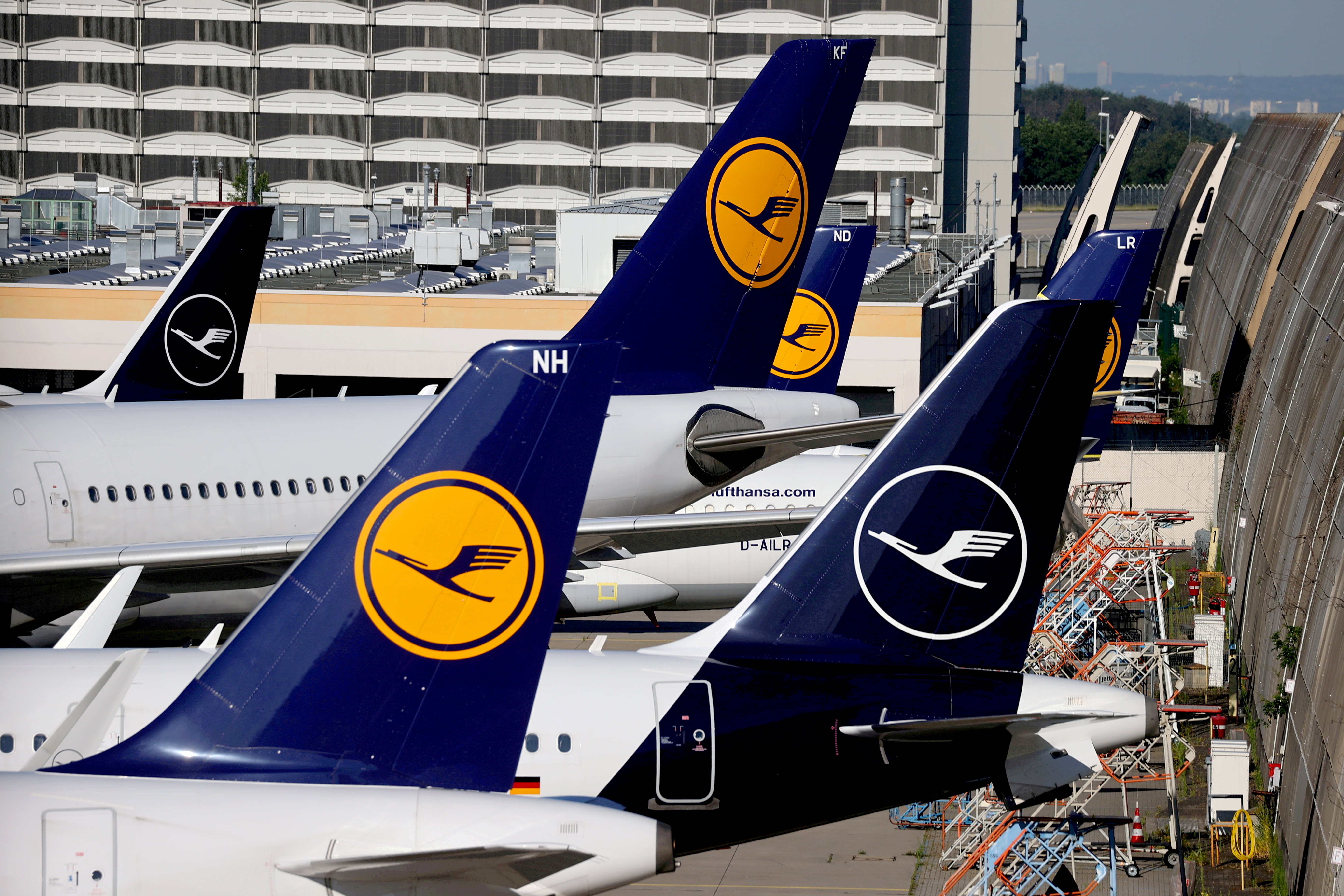 En Lufthansa, se espera que unos 18.000 servicios no sean necesarios para operar, pero que se requieran volar para mantener las franjas asignadas de despegue y aterrizaje (REUTERS/Kai Pfaffenbach)