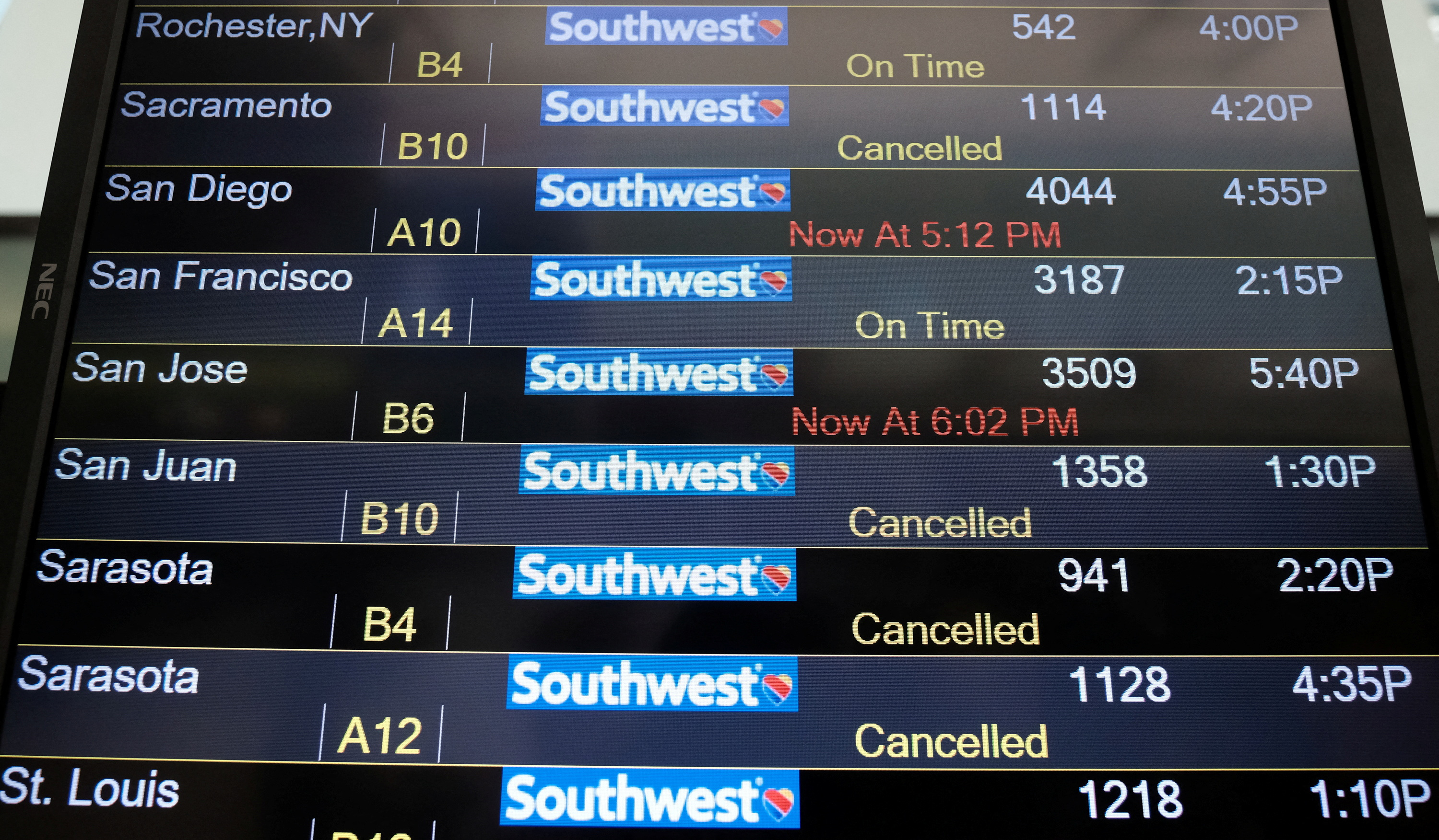 Un día después de que la mayoría de las aerolíneas estadounidenses se recuperaron de la tormenta, Southwest suspendió otros 2.600 vuelos en la costa este hasta media tarde. (REUTERS)