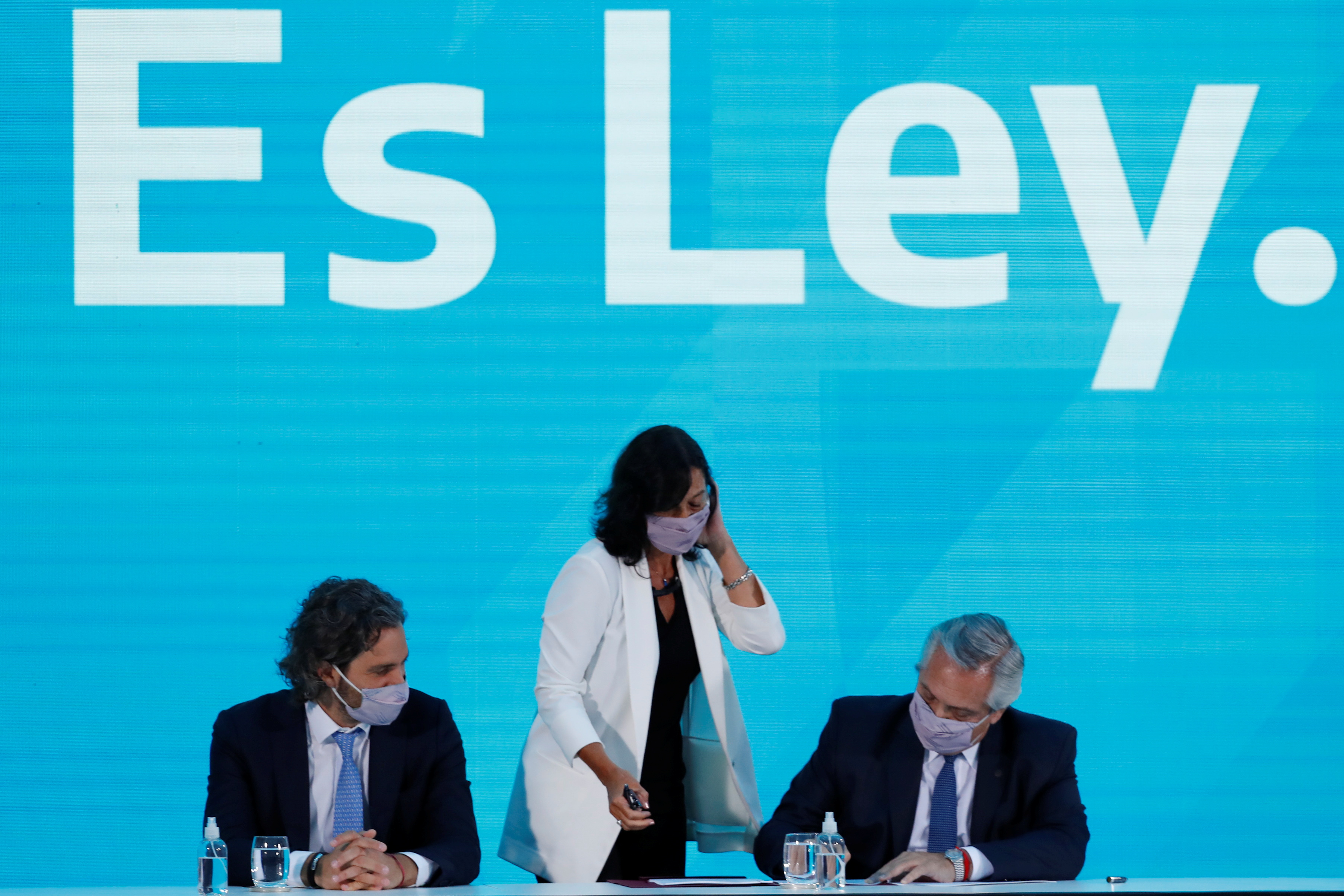 Vilma Ibarra (entre Santiago Cafiero y Alberto Fernández) es la negociadora del Gobierno frente a Pfizer para lograr el acuerdo comercial por las vacunas contra el COVID-19