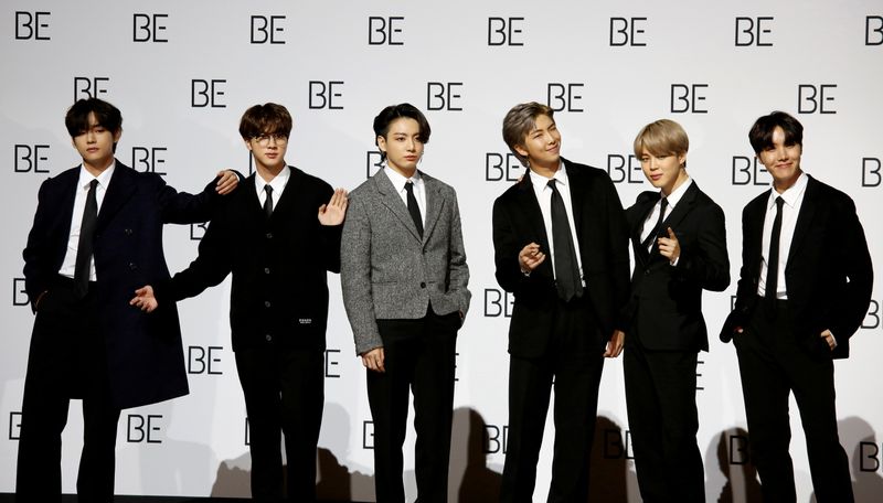 Foto de archivo de los miembros de la banda de K-pop BTS posando para los fotógrafos en la presentación de su album "BE(Deluxe Edition)" en Seúl. REUTERS/Heo Ran