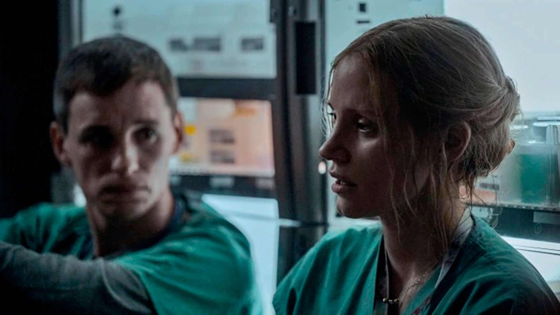 Eddie Redmayne interpreta a Charles Cullen y Jessica Chastain a Amy Loughren en la película "The Good Nurse" ("El Ángel de la muerte" en español), que se verá en Netflix a partir del miércoles 26 de octubre
