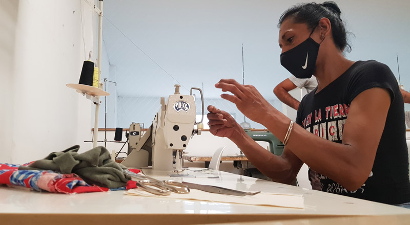 Morena Guzmán en el taller de costura donde diseña y confecciona bolsas, colitas para el pelo y delantales. (Imagen: Stella Bin)
