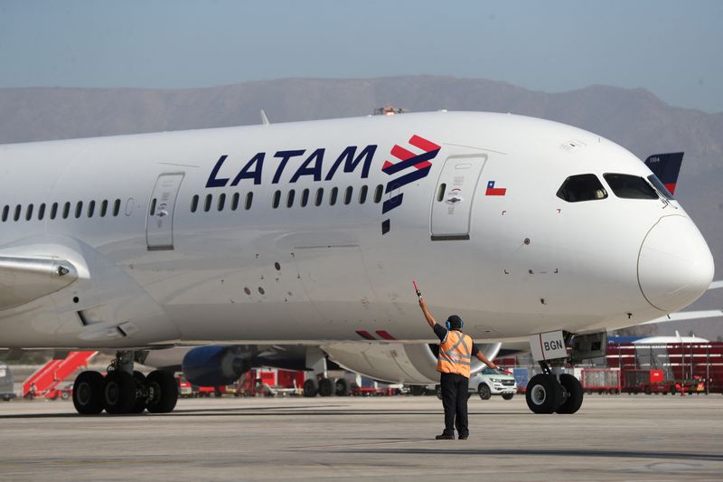 Foto de archivo. Latam será una de las compañías aéreas que abrirá nuevas rutas con miras a Semana Santa. REUTERS/Iván Alvarado