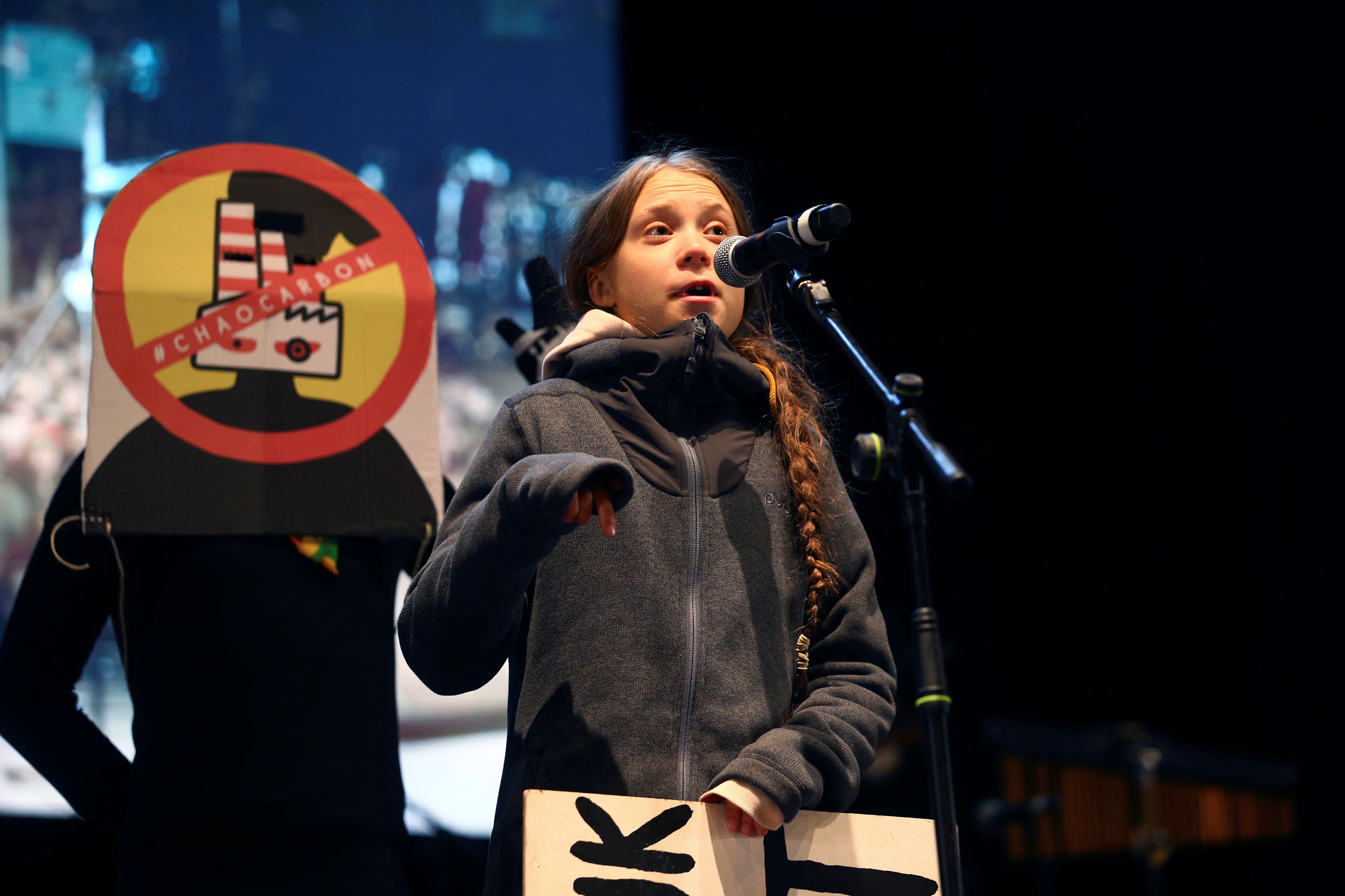 La joven activista sueca Greta Thunberg, durante su intervención en el cierre de la Marcha por el Clima de Madrid, en Nuevos Ministerios. EFE/Rodrigo Jiménez/Archivo
