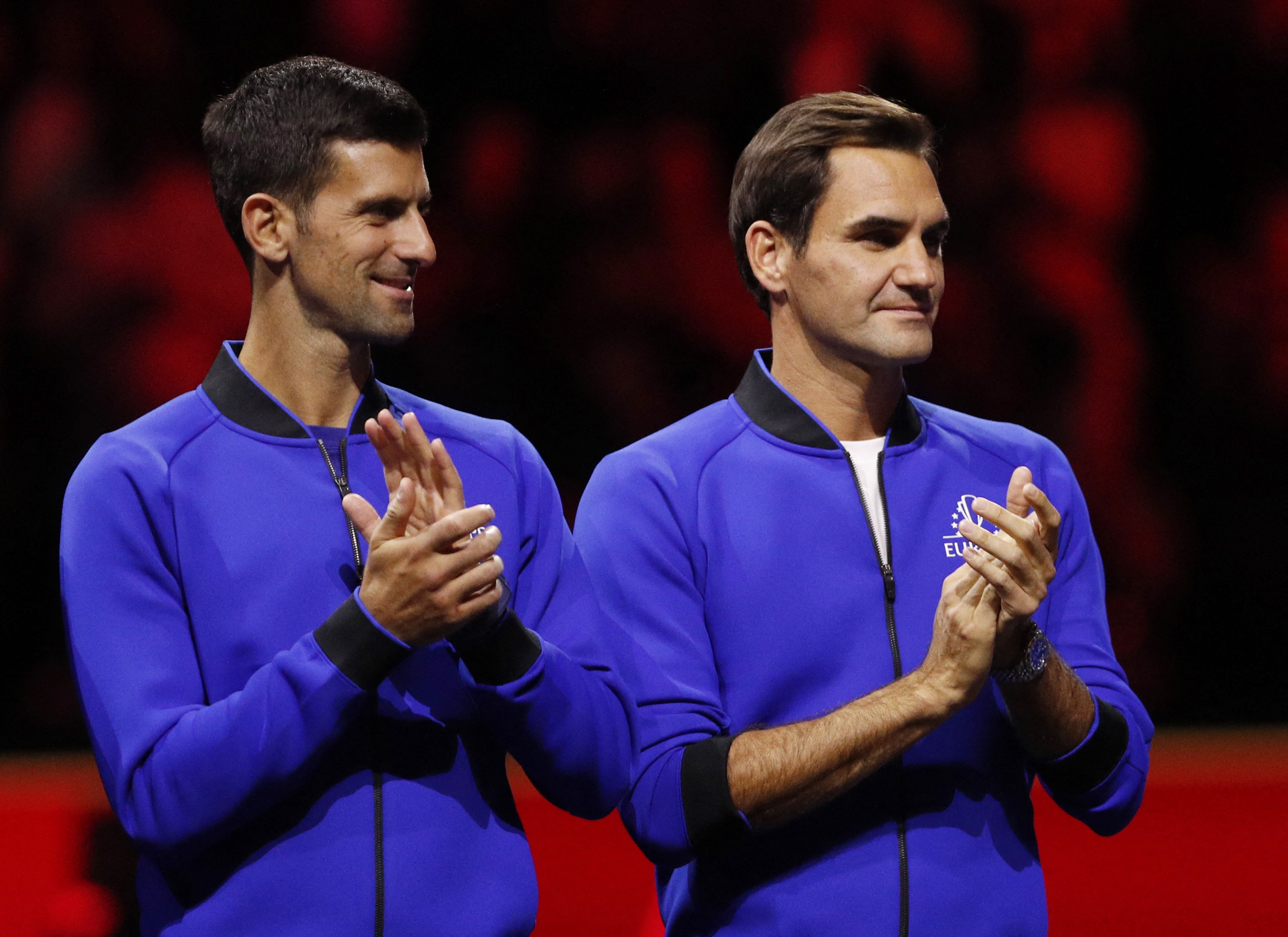 Federer y Djokovic felicitan a sus colegas (Reuters/Andrew Boyers)