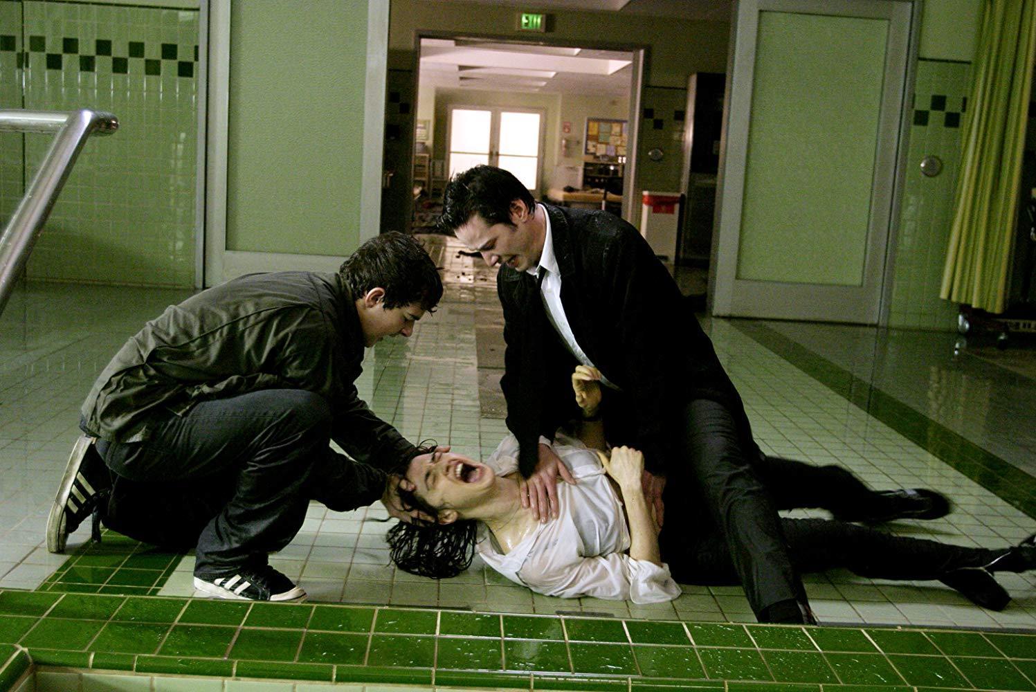 Keanu Reeves, Rachel Weisz y Shia LaBeouf en una de las escenas más impactantes de "Constantine". (Warner Bros.)