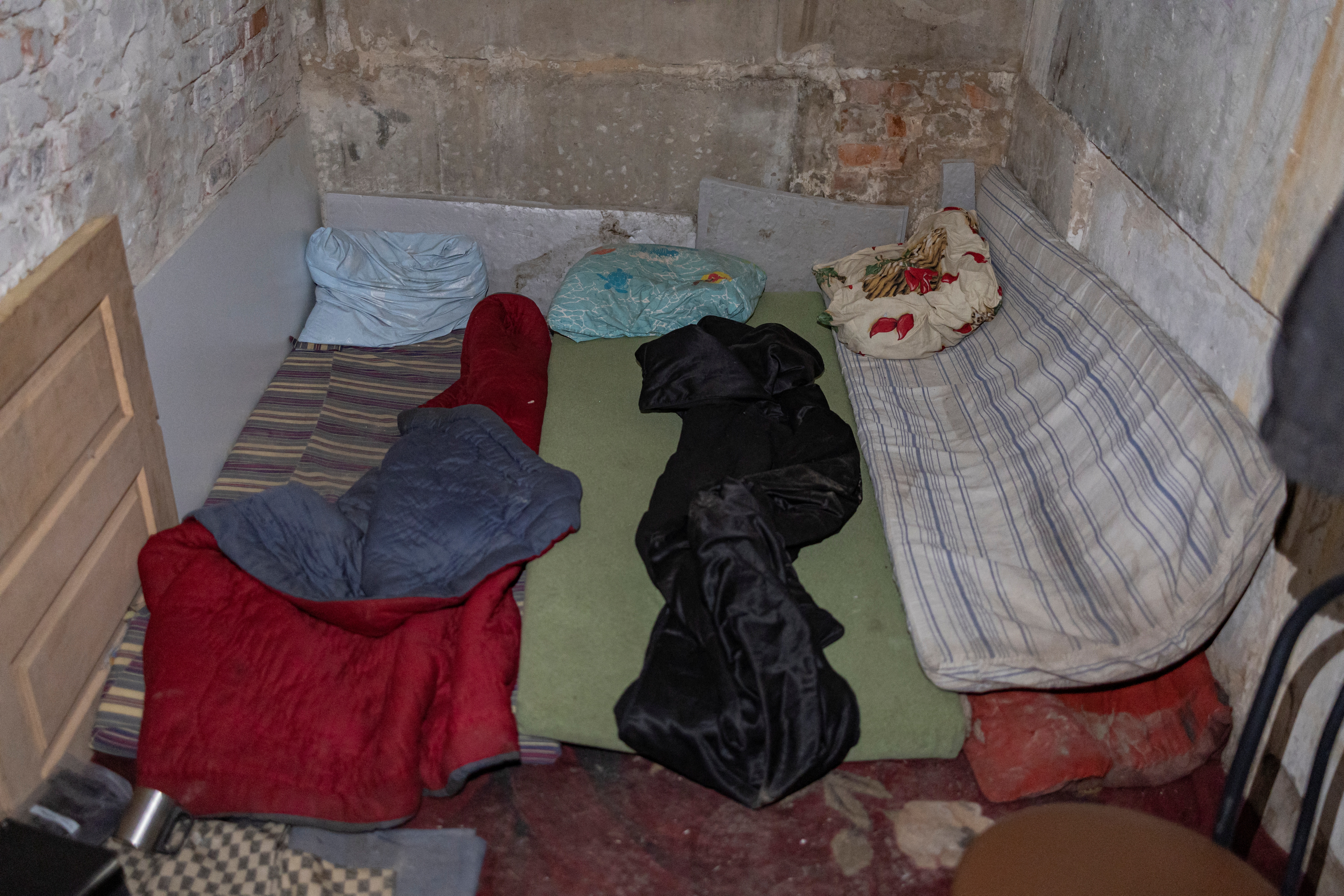 Se ven camas improvisadas dentro del sótano de la escuela (REUTERS/Marko Djurica)