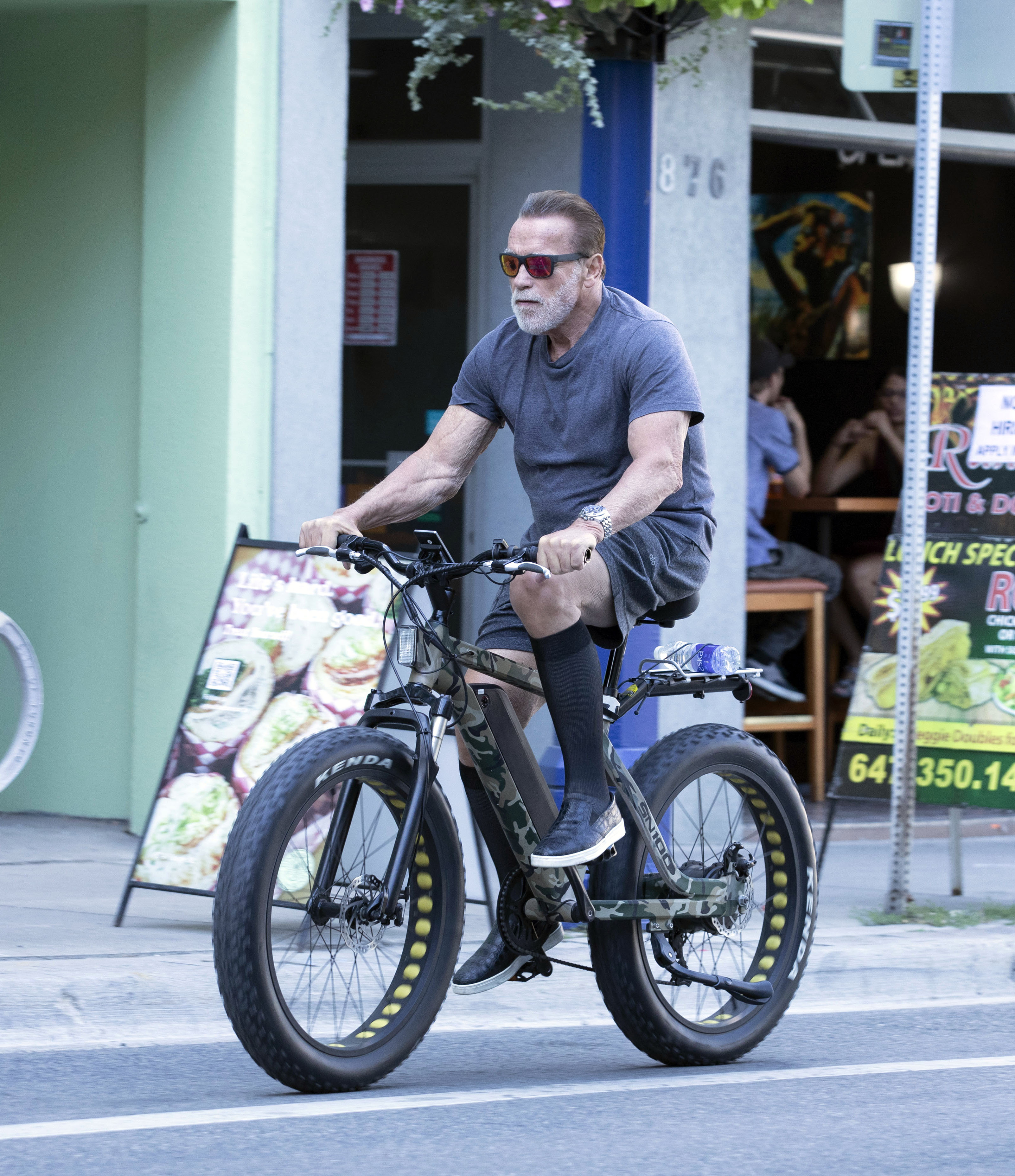 Arnold Schwarzenegger salió a dar un paseo en bicicleta en Toronto. El actor y expolítico de 74 años fue visto durante su día libre de la filmación de su último proyecto, Utap