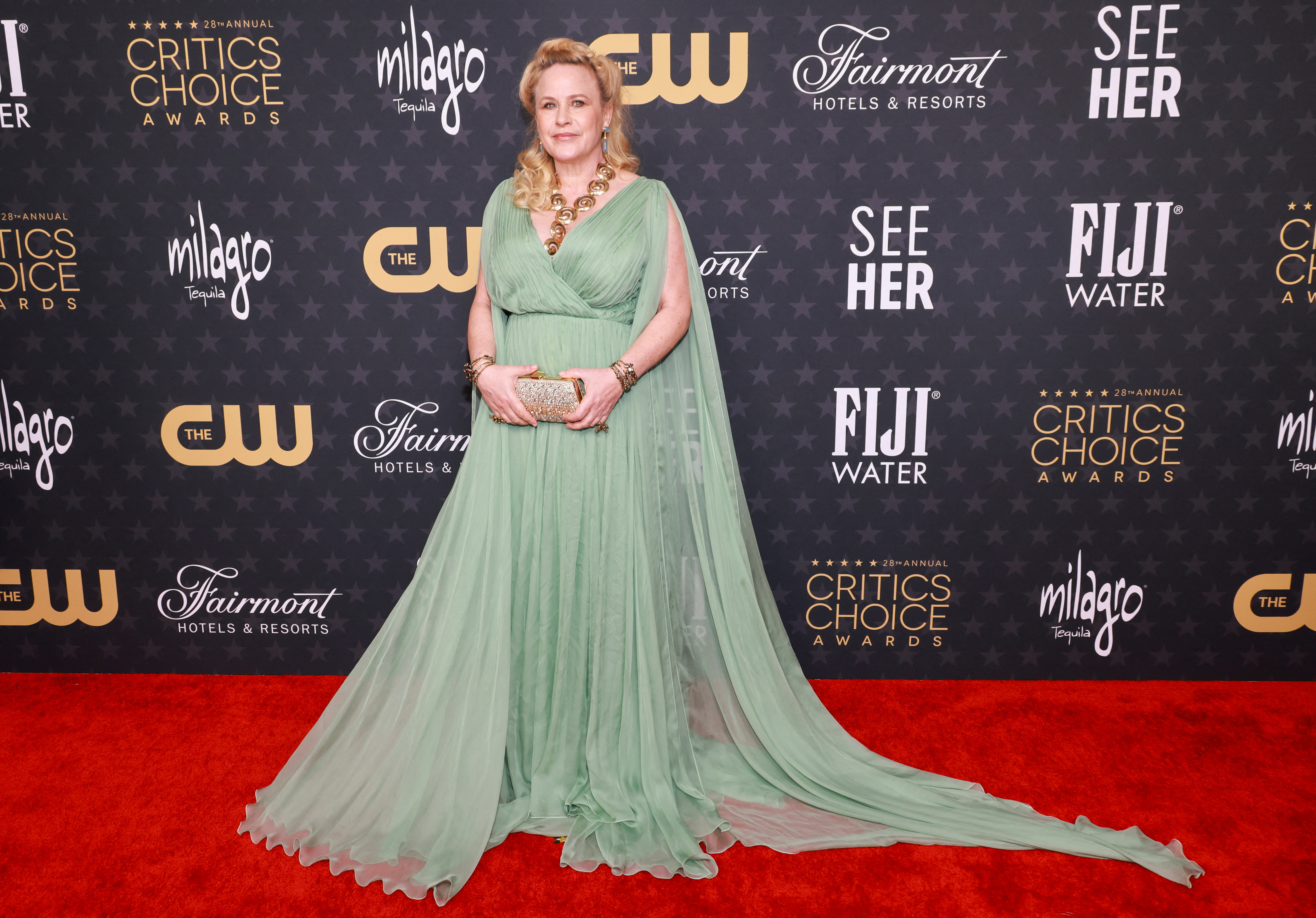 Para la alfombra roja de los Critics Choice Awards 2023, la actriz Patricia Arquette optó por un vestido etéreo de Valentino / REUTERS / Aude Guerrucci