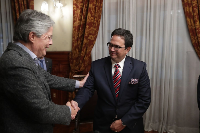 El presidente Guillermo Lasso junto al actual ministro de Energía, Xavier Vera.