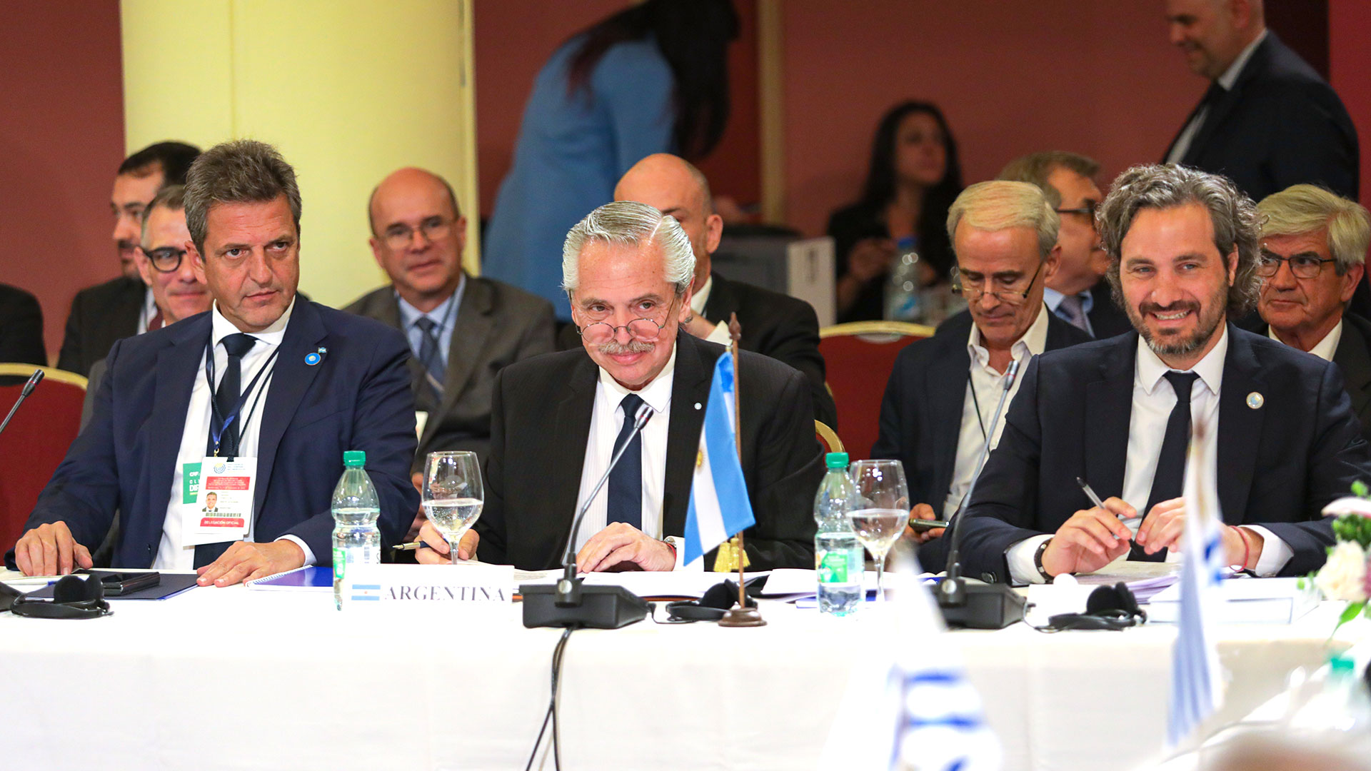 Alberto Fernández flanqueado por Sergio Massa y Santiago Cafiero durante las deliberaciones del Mercosur en Montevideo.(Presidencia)
