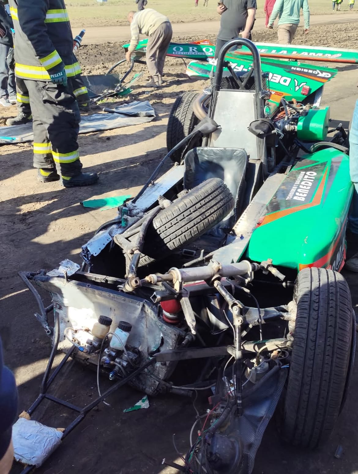 El impresionante choque en cadena que dej&oacute; dos pilotos heridos durante una carrera en Carhu&eacute;