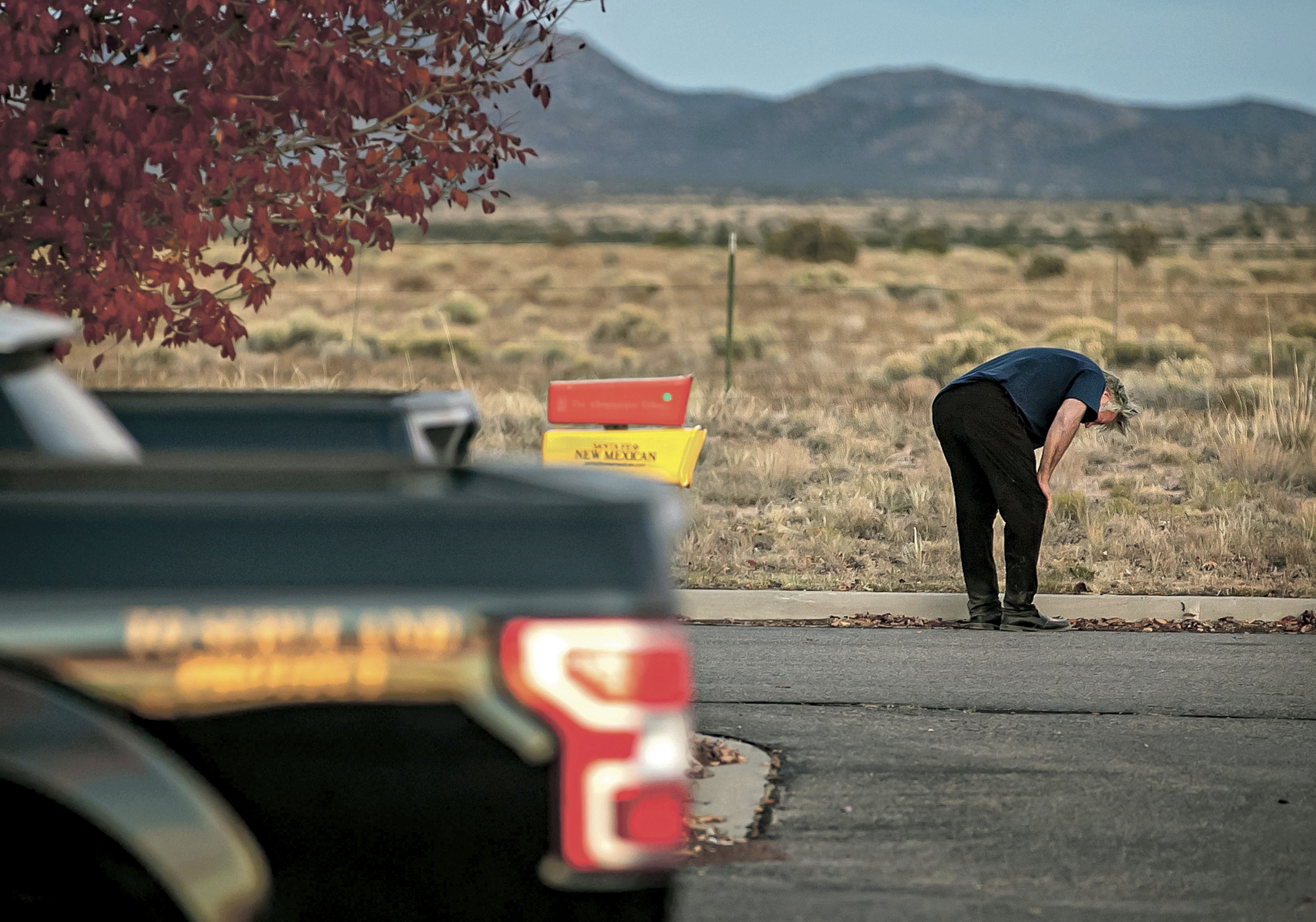 Un angustiado Alec Baldwin permanece en el estacionamiento frente a la Oficina del Sheriff del Condado de Santa Fe en Santa Fe después de que lo interrogaran sobre un tiroteo en el set de la película "Rust" (Foto: AP)