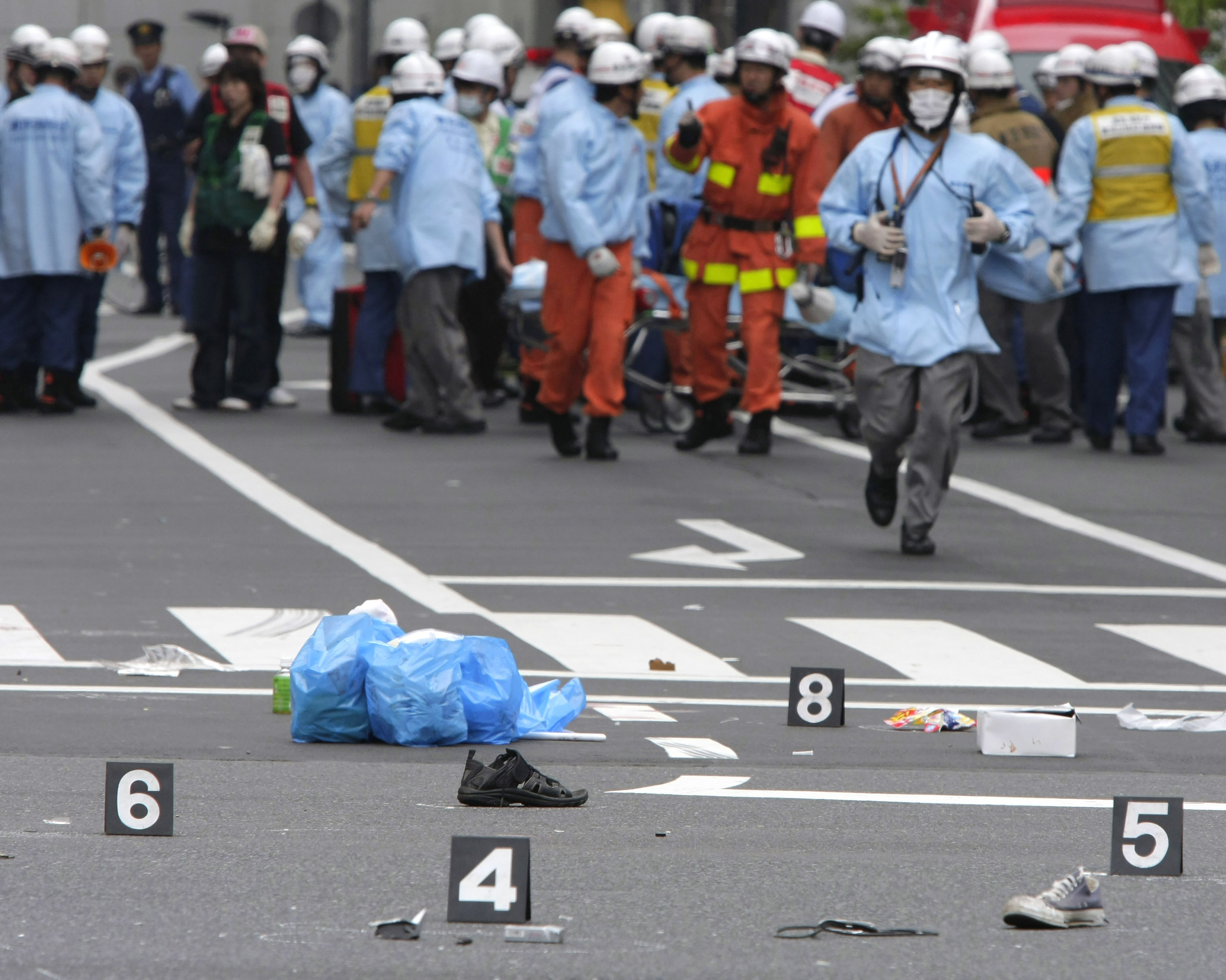 Los zapatos de las víctimas en una calle tras el ataque en el distrito Akihabara de Tokio en 2008 (AP Photo/Itsuo Inouye, archivo)