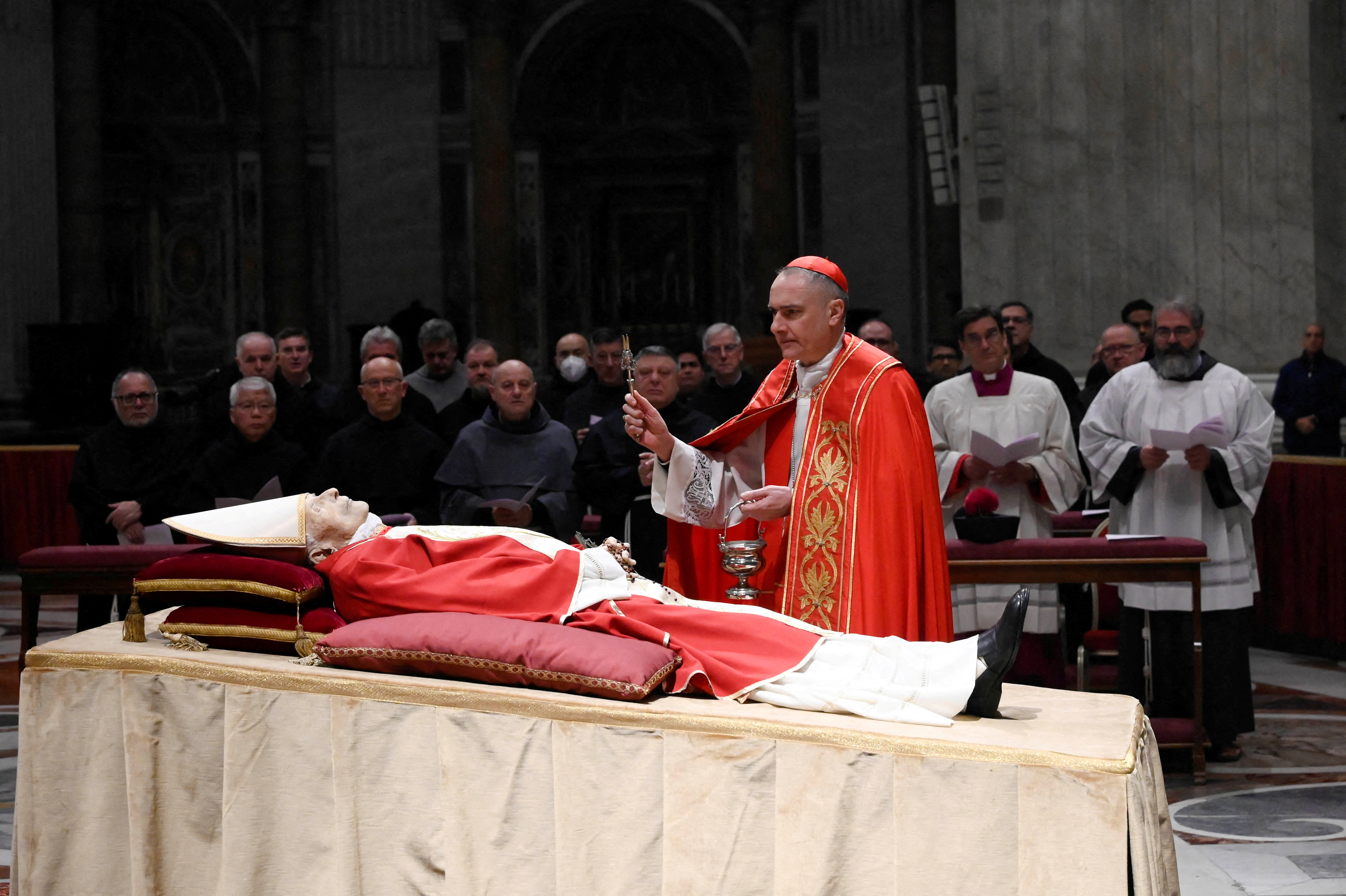 El cuerpo del papa Benedicto XVI reposa en la Basílica de San Pedro, Ciudad del Vaticano (Vatican Media/­Handout via REUTERS)