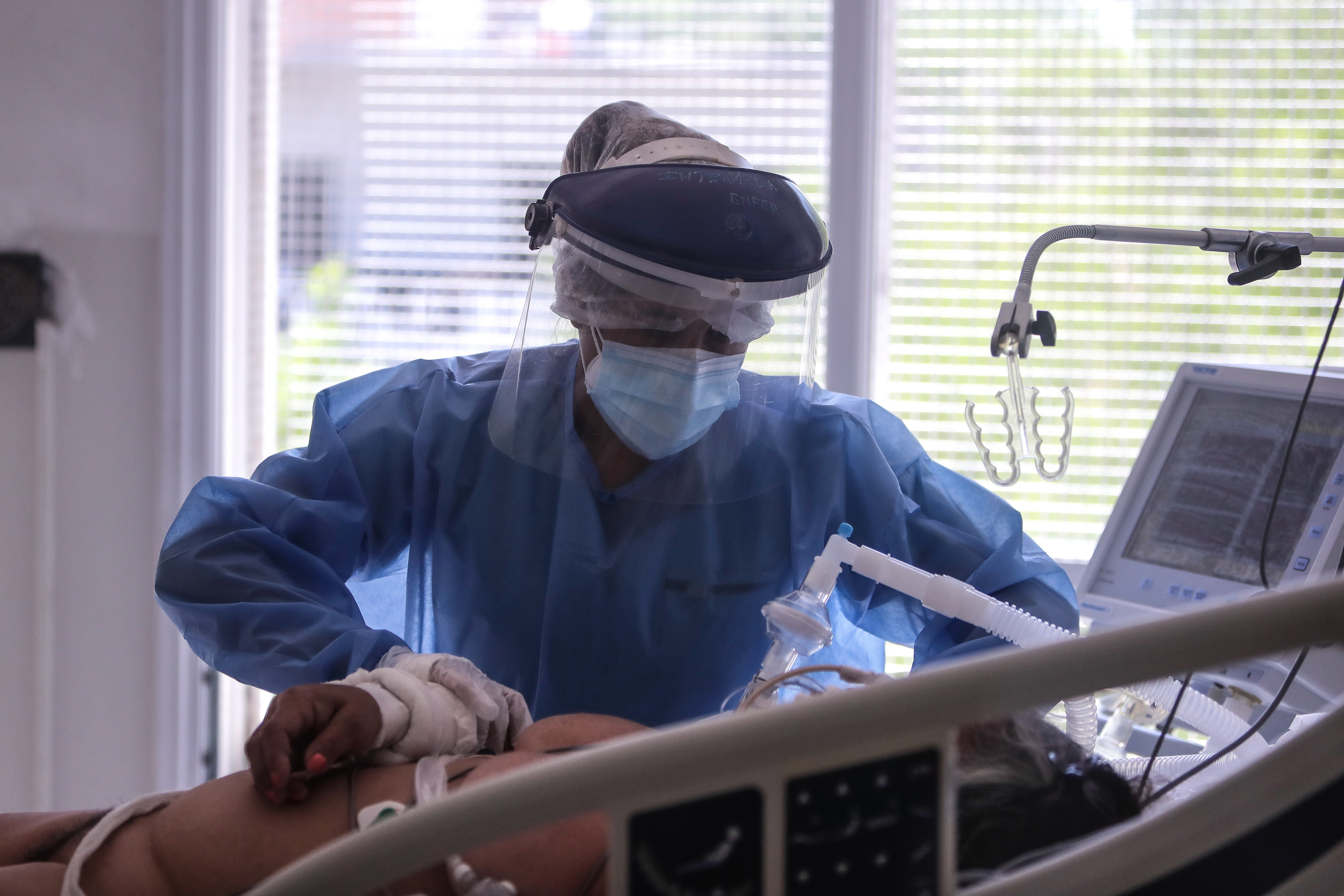 Personal médico realiza controles de pacientes con covid-19 en una unidad de terapia intensiva, en un hospital de la Provincia de Buenos Aires [Foto de archivo: EFE/Juan Ignacio Roncoroni)
