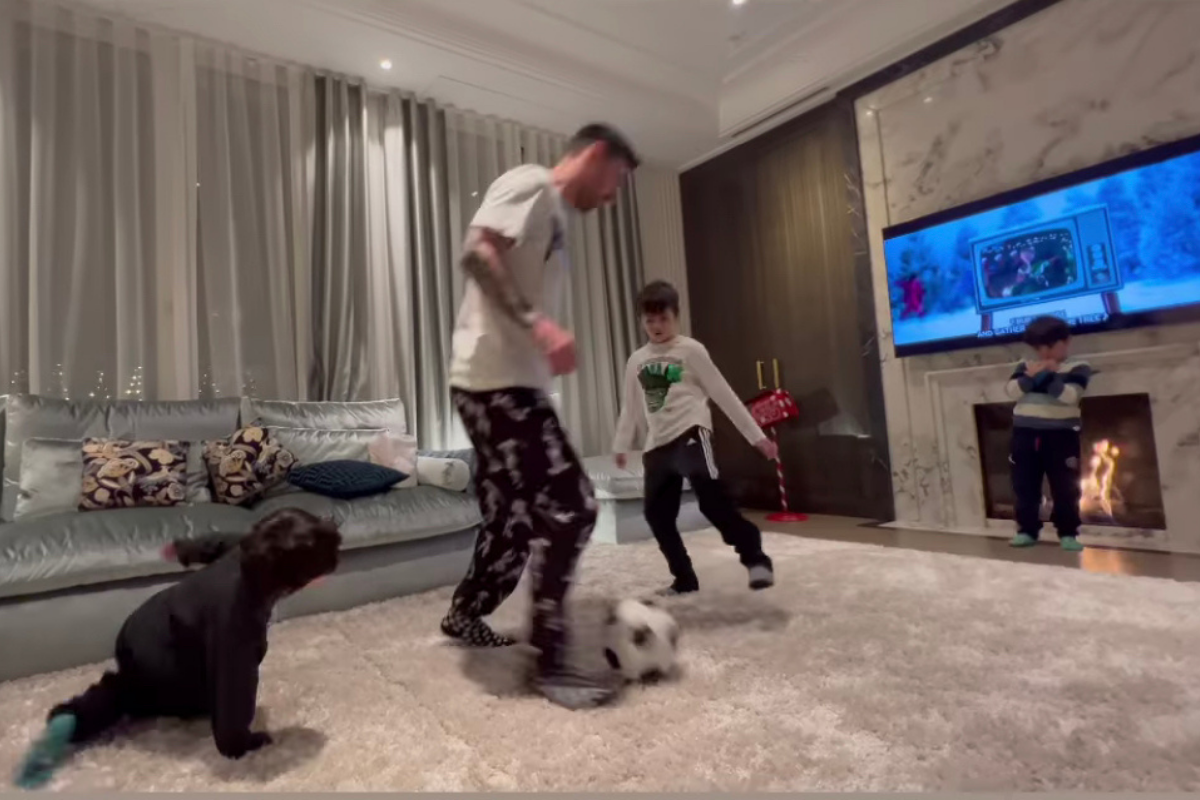 Messi y el diʋertido video jugando fútƄol con sus hijos - InfoƄae