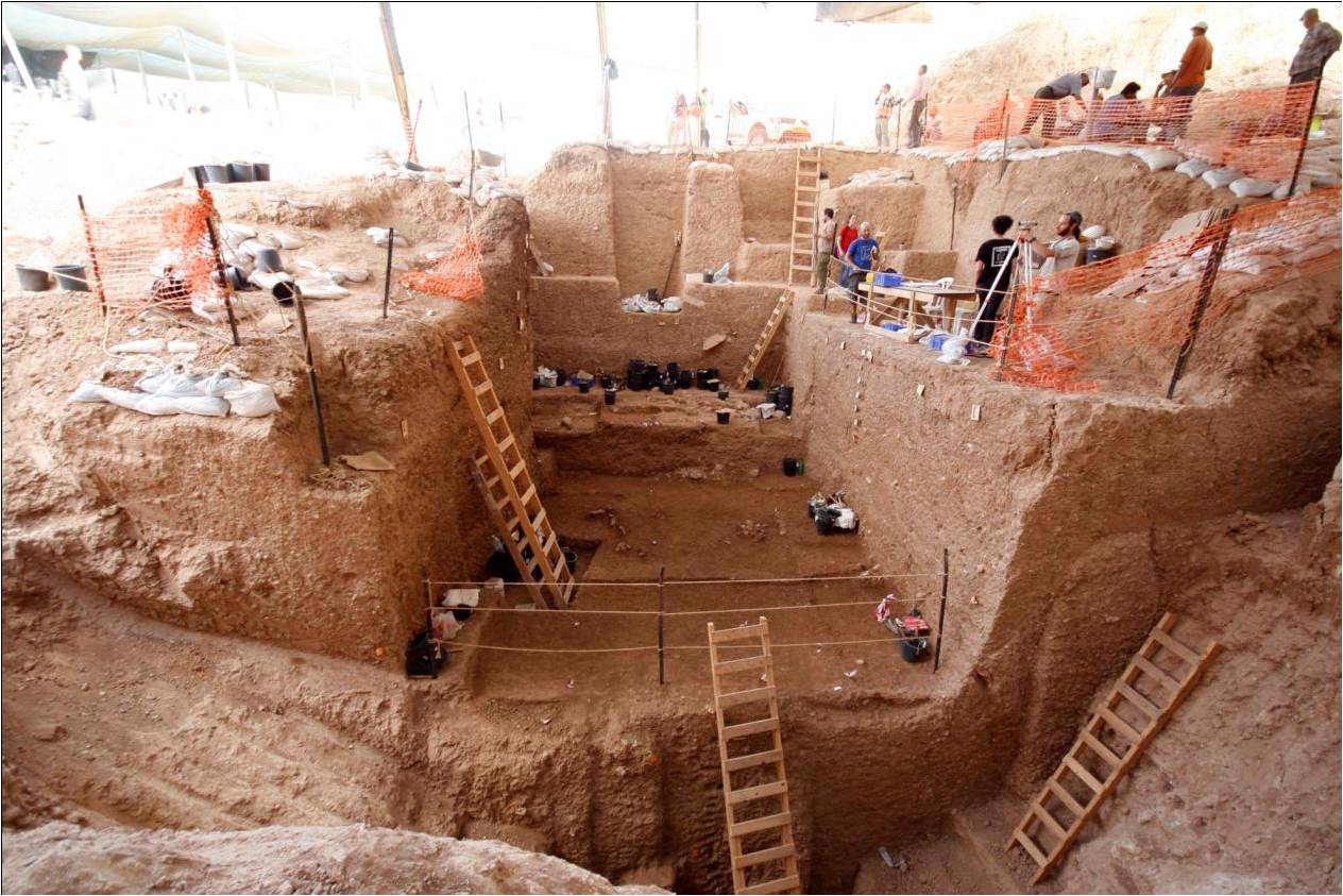 Un momento de la excavación en el sitio arqueológico de Nesher Ramla, Israel. Yossi Zaidner, del Instituto de Arqueología de la Universidad Hebrea de Jerusalén, estuvo desde el primer momento del hallazgo/Yossi Zaidner