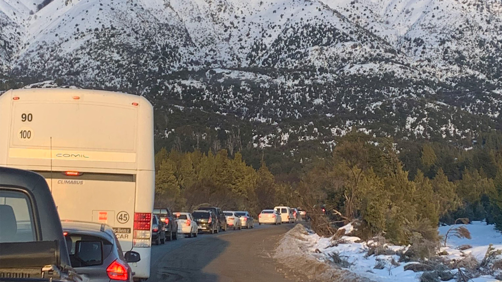 Protesta en Bariloche: demoras y malhumor en el acceso a Cerro Catedral por un bloqueo sindical en plena temporada de esquí