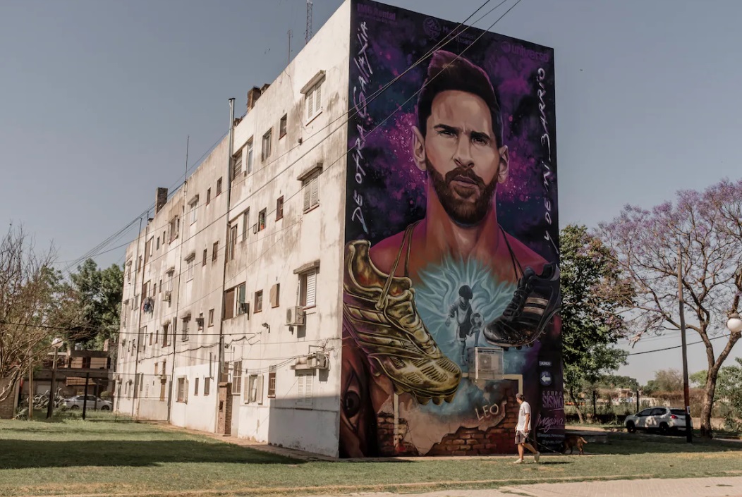 Un mural de Messi frente a su escuela en Barrio La Bajada. (Anita Pouchard Serra para The Washington Post)