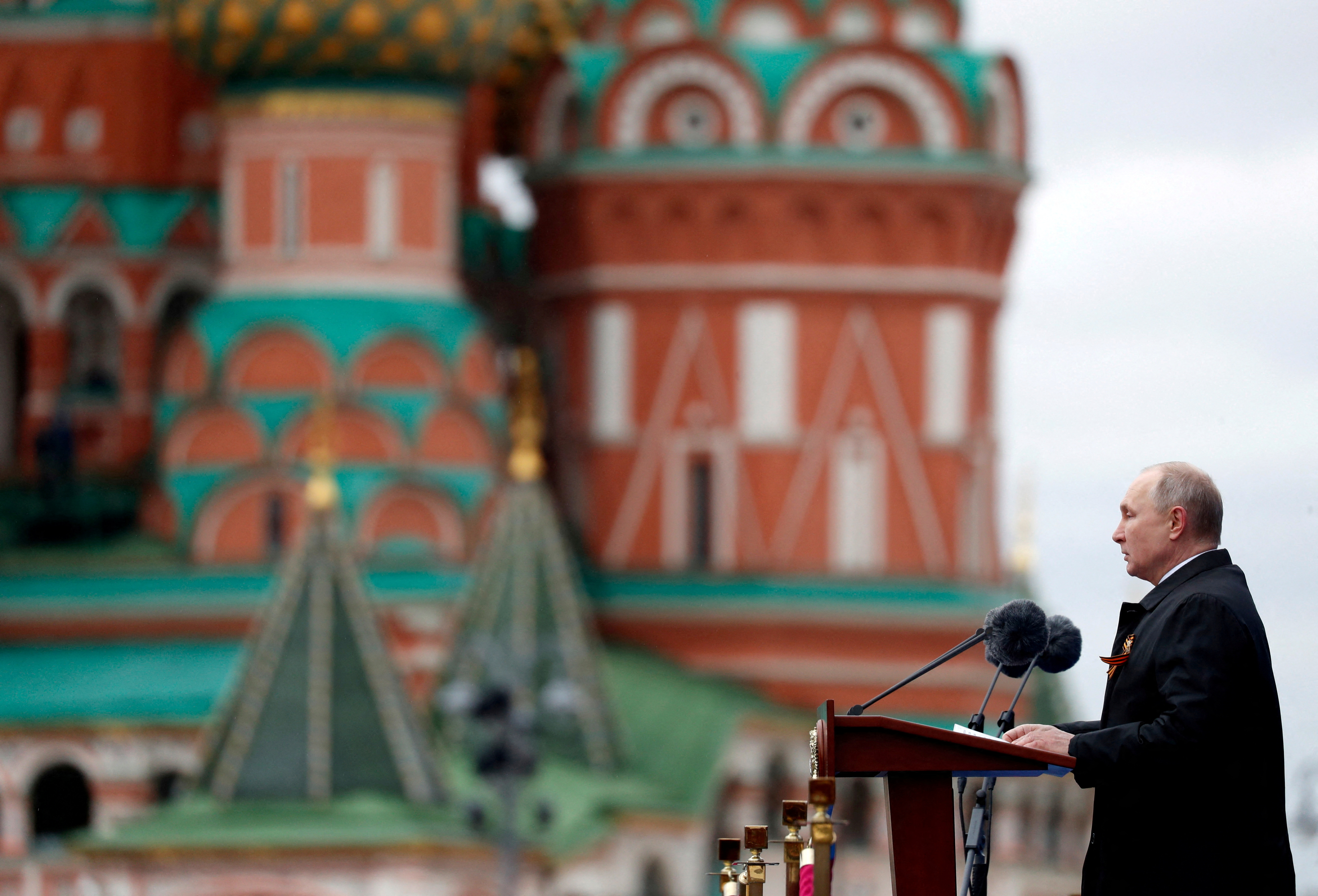 FOTO DE ARCHIVO: El presidente ruso, Vladimir Putin, pronuncia un discurso durante el desfile militar en el Día de la Victoria, que marca el aniversario de la victoria sobre la Alemania nazi en la Segunda Guerra Mundial, en la Plaza Roja en el centro de Moscú el 9 de mayo de 2021 (REUTERS)