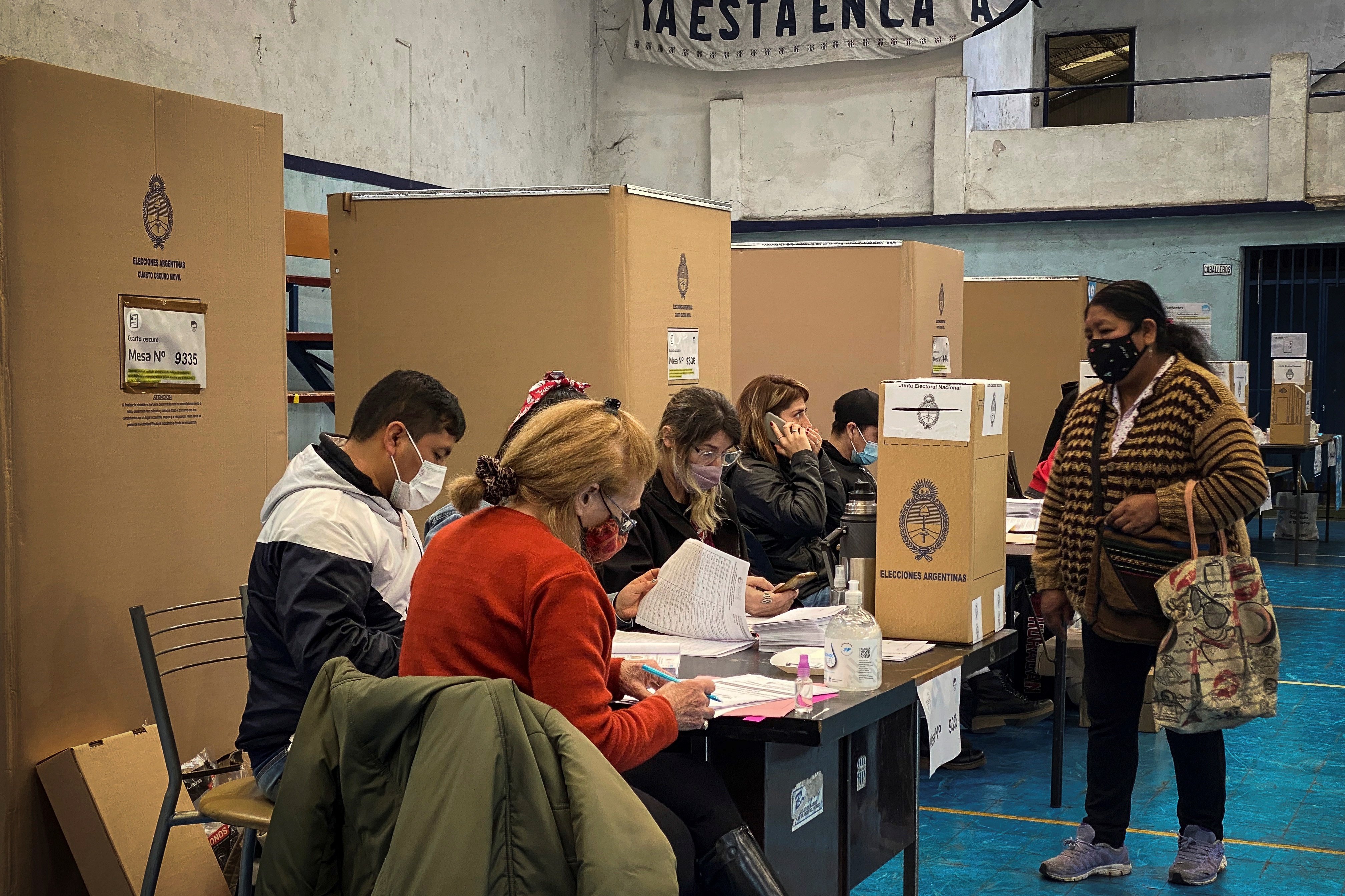 Fotografía de archivo de un puesto de votación durante la jornada de elecciones primarias en Buenos Aires (Argentina). EFE/ Juan Ignacio Roncoroni

