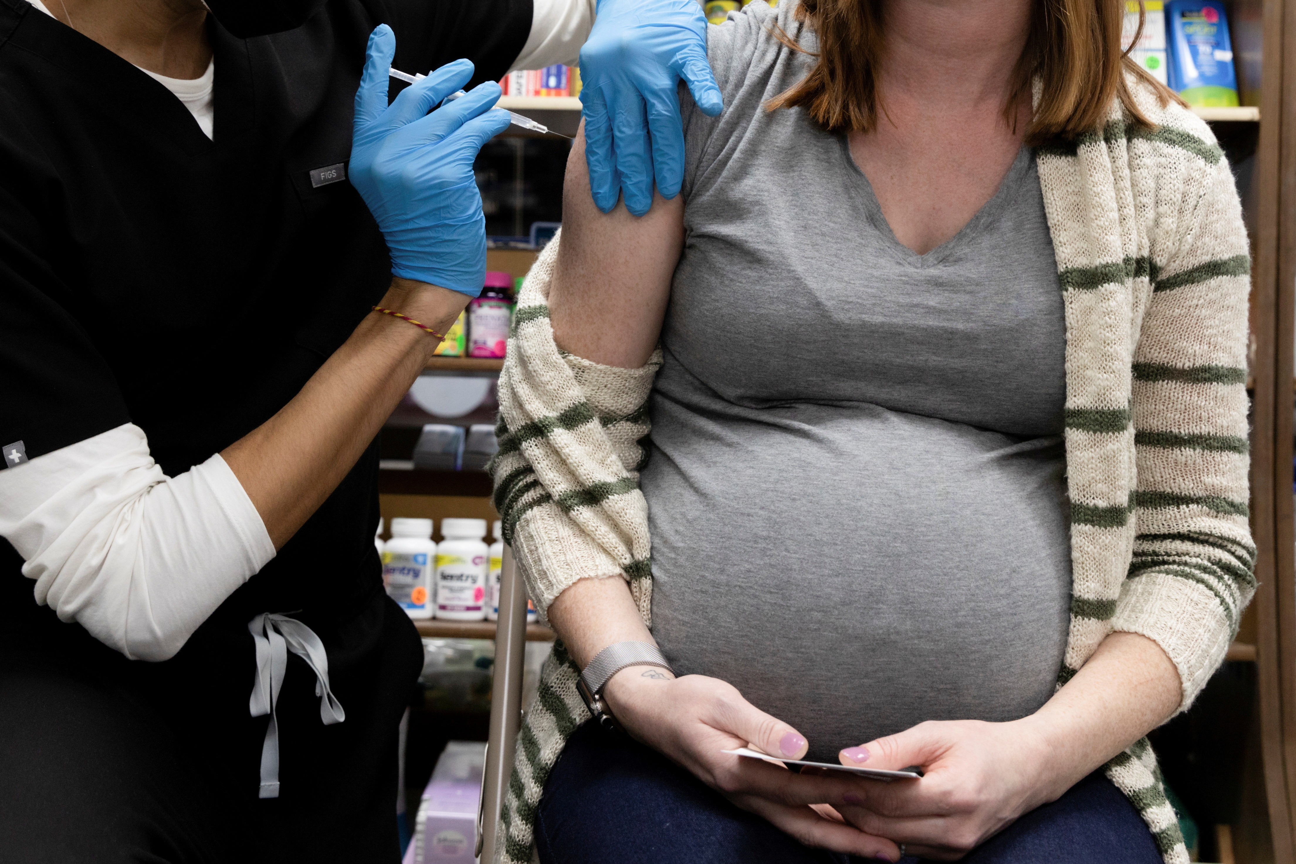 FOTO DE ARCHIVO: Una mujer embarazada recibe una vacuna para la enfermedad del coronavirus (COVID-19) en la farmacia Skippack en Schwenksville, Pensilvania, EE. UU., 11 de febrero de 2021. REUTERS / Hannah Beier