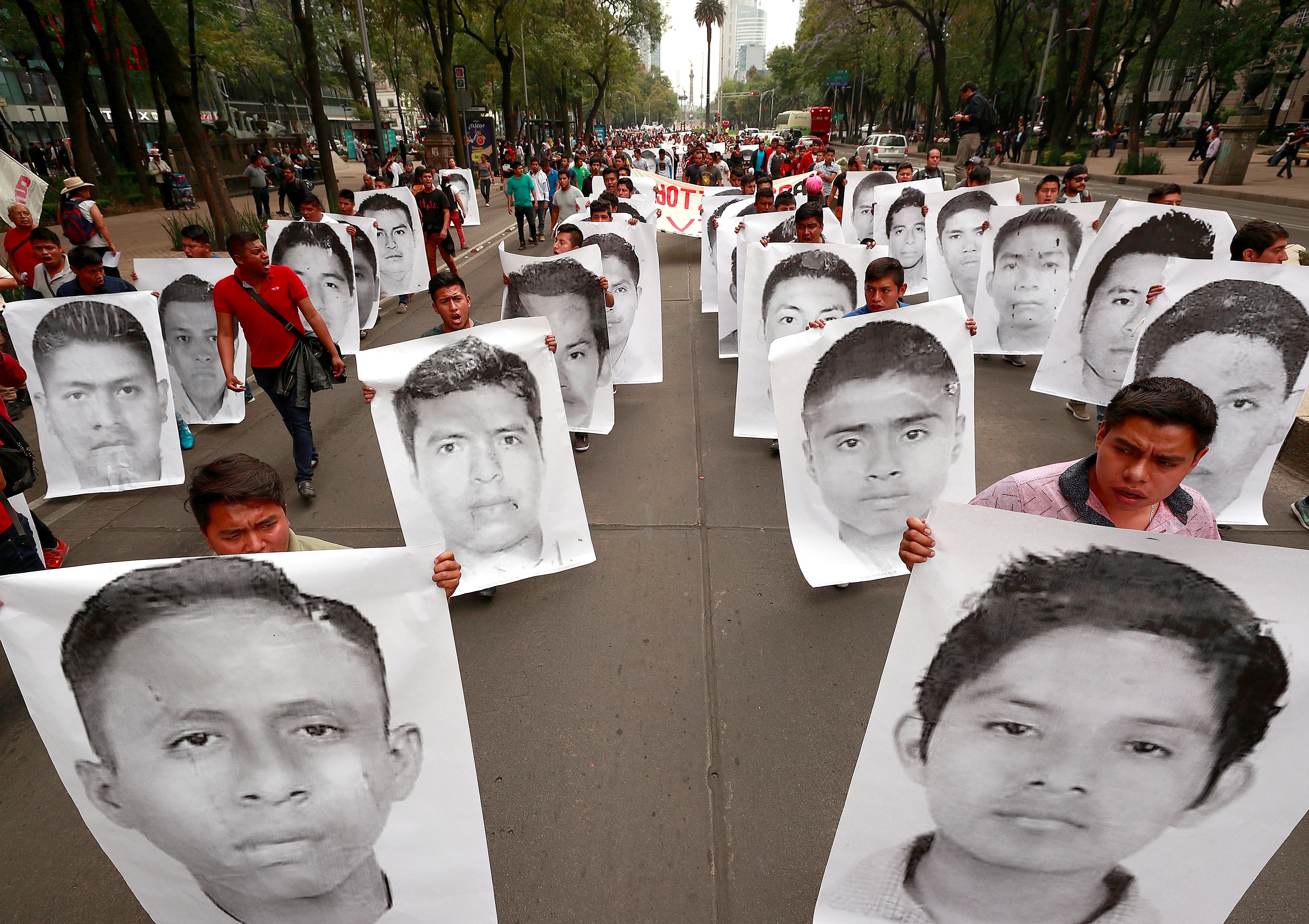 Familiares, estudiantes y simpatizantes de los 43 normalistas desaparecidos de Ayotzinapa durante una protesta en Ciudad de México (Foto: EFE/José Méndez/Archivo)
