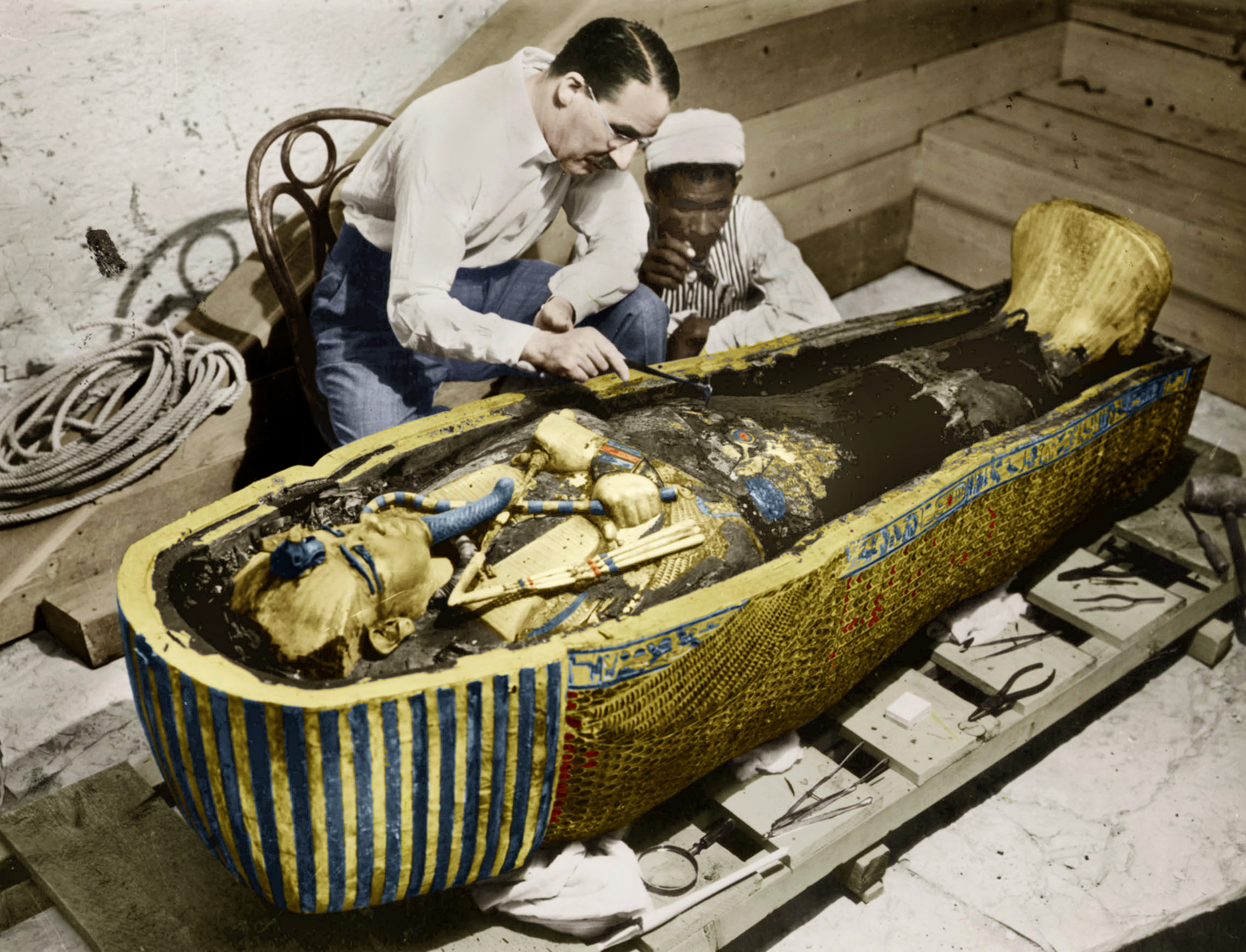 Carter, junto a un colaborador egipcio, trabaja en el sarcófago del faraón Tutankamón, muerto a los 18 años