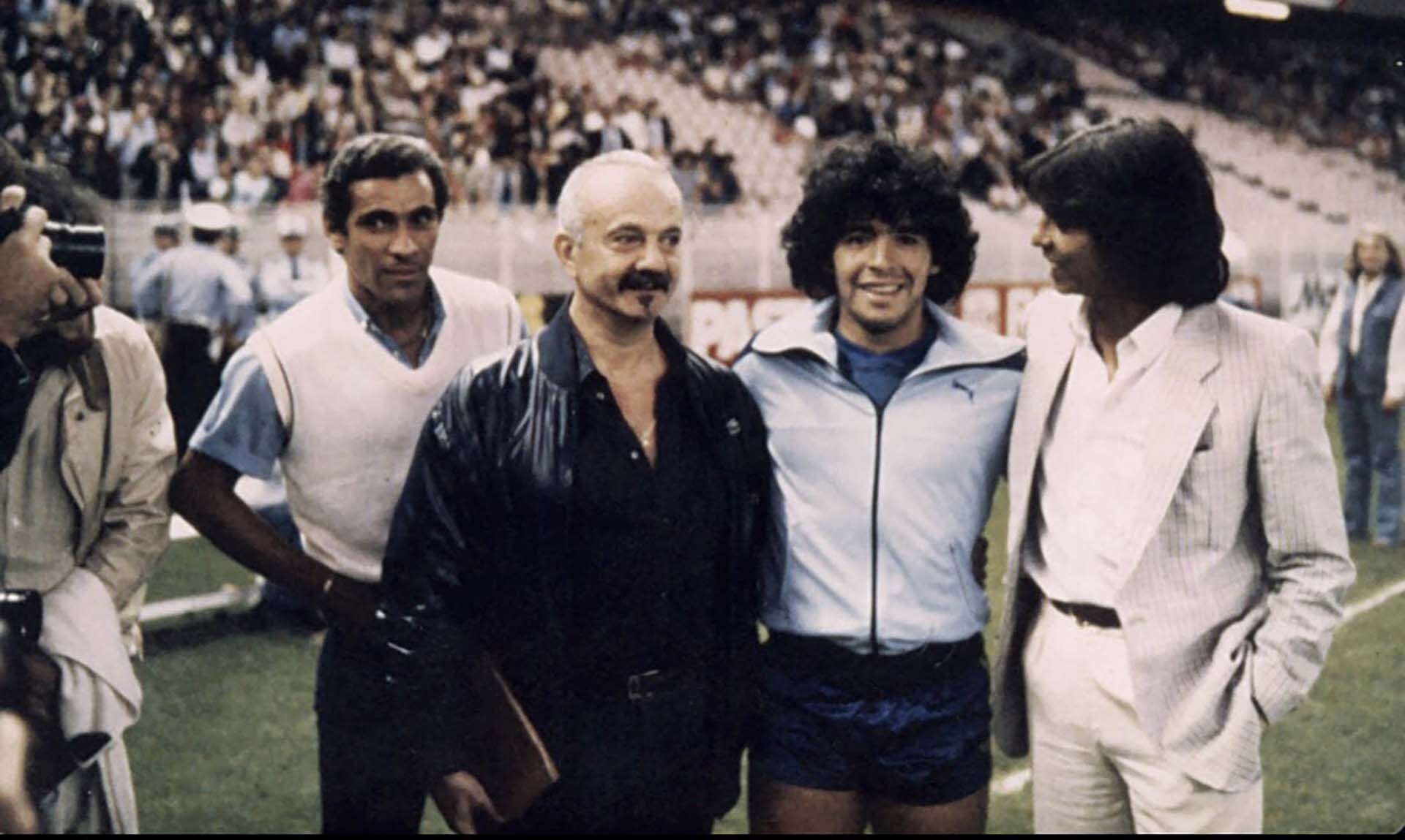 Piazzolla, Maradona y Jairo cuando en 1981 los convocaron a dar el puntapié inicial en un partido entre Boca y el PSG. “En un momento Maradona la toca, la levanta, abre lo brazos y le pega directo al ángulo del arco. Golazo. Parecía un bailarín. Fue tanta la belleza que Ástor al que no le gustaba mucho el fútbol le grita un elogio que tenía que ver con su mundo: ’Sos Nijinsky", cuenta Jairo