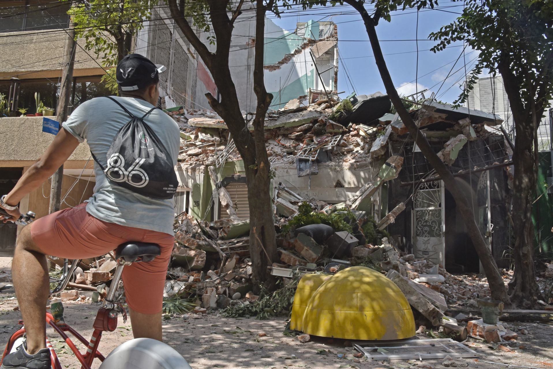 CIUDAD DE MÉXICO, 19SEPTIEMBRE2017.- Una casa ubicada en la colonia Narvarte se colapsó debido al sismo de 7.1 grados Richter con epicentro en Puebla. FOTO: MARIO JASSO /CUARTOSCURO.COM
