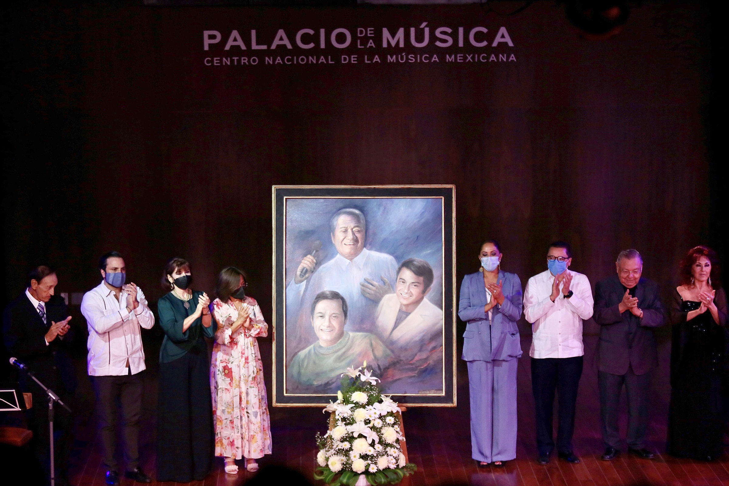 Artistas rinden un homenaje al cantautor mexicano Armando Manzanero tras un año de su fallecimiento, hoy, en el Palacio de la Música, en Mérida, estado de Yucatán (Foto: EFE)
