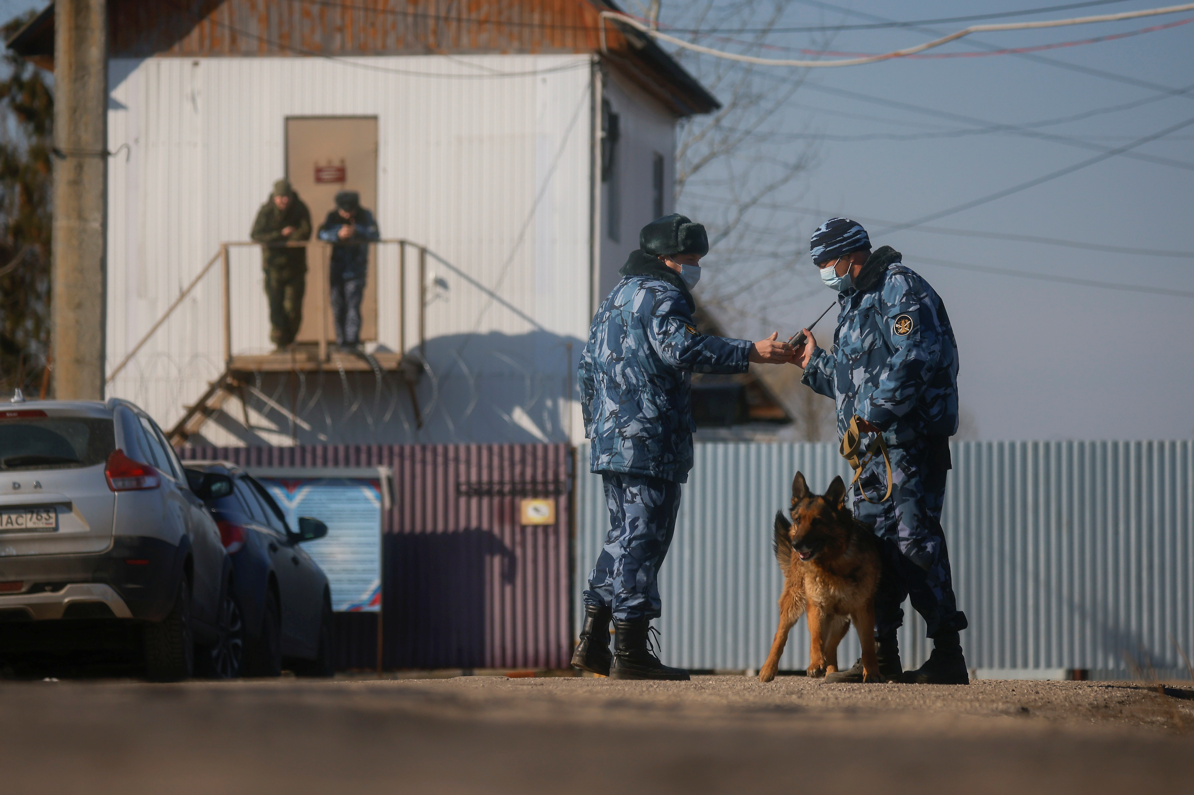 Guardias de seguridad frente a la colonia penal (REUTERS/Maxim Shemetov)
