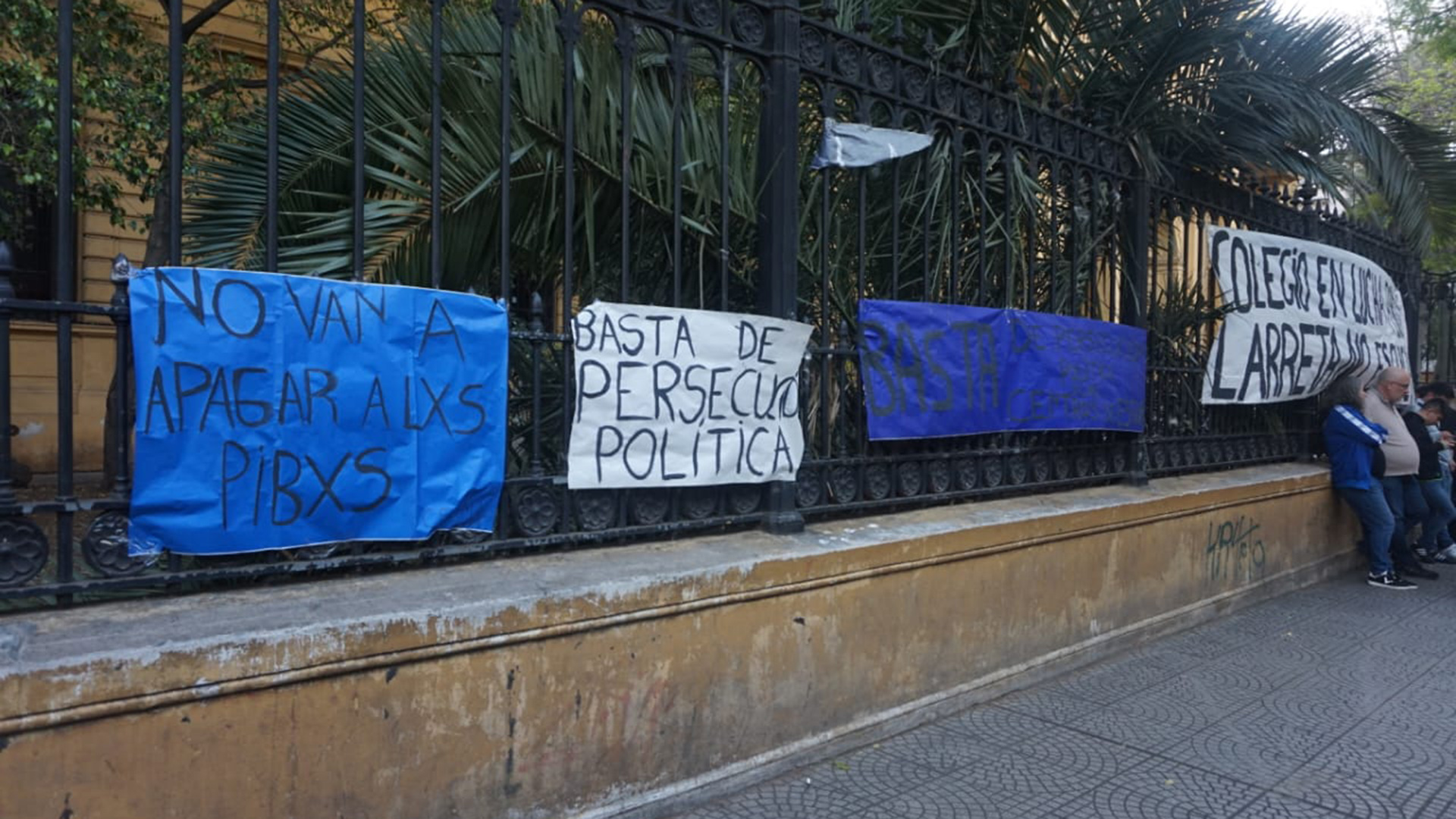El gobierno porteño les cobrara 1.5 millones de pesos por día a los padres de los estudiantes del Mariano Acosta por la toma del colegio