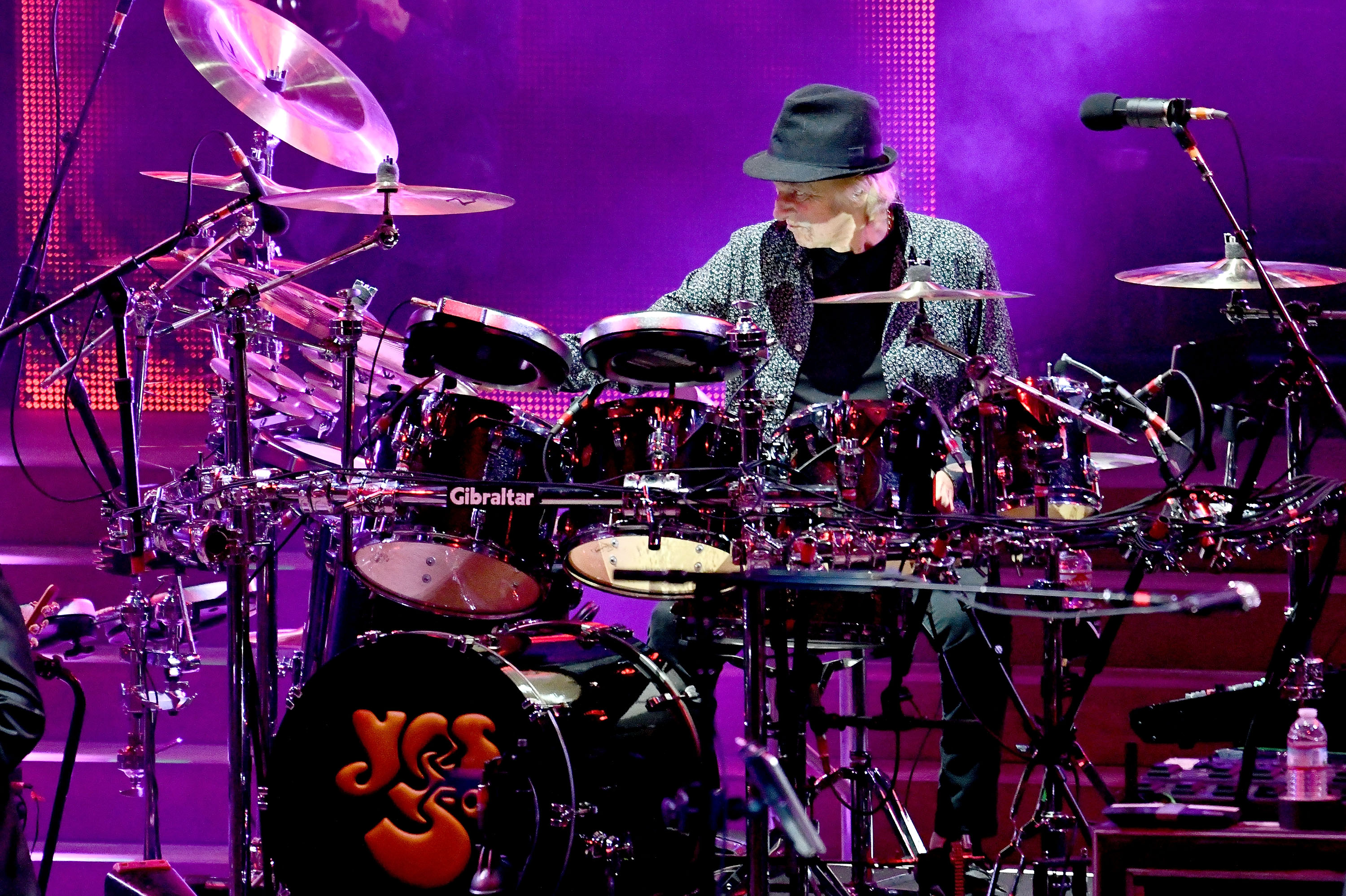 Alan White, baterista de Yes, actúa en el escenario durante la gira del 50 aniversario de la banda en el Teatro Ford el 19 de junio de 2018 en Hollywood, California (Foto de Scott Dudelson/Getty Images)