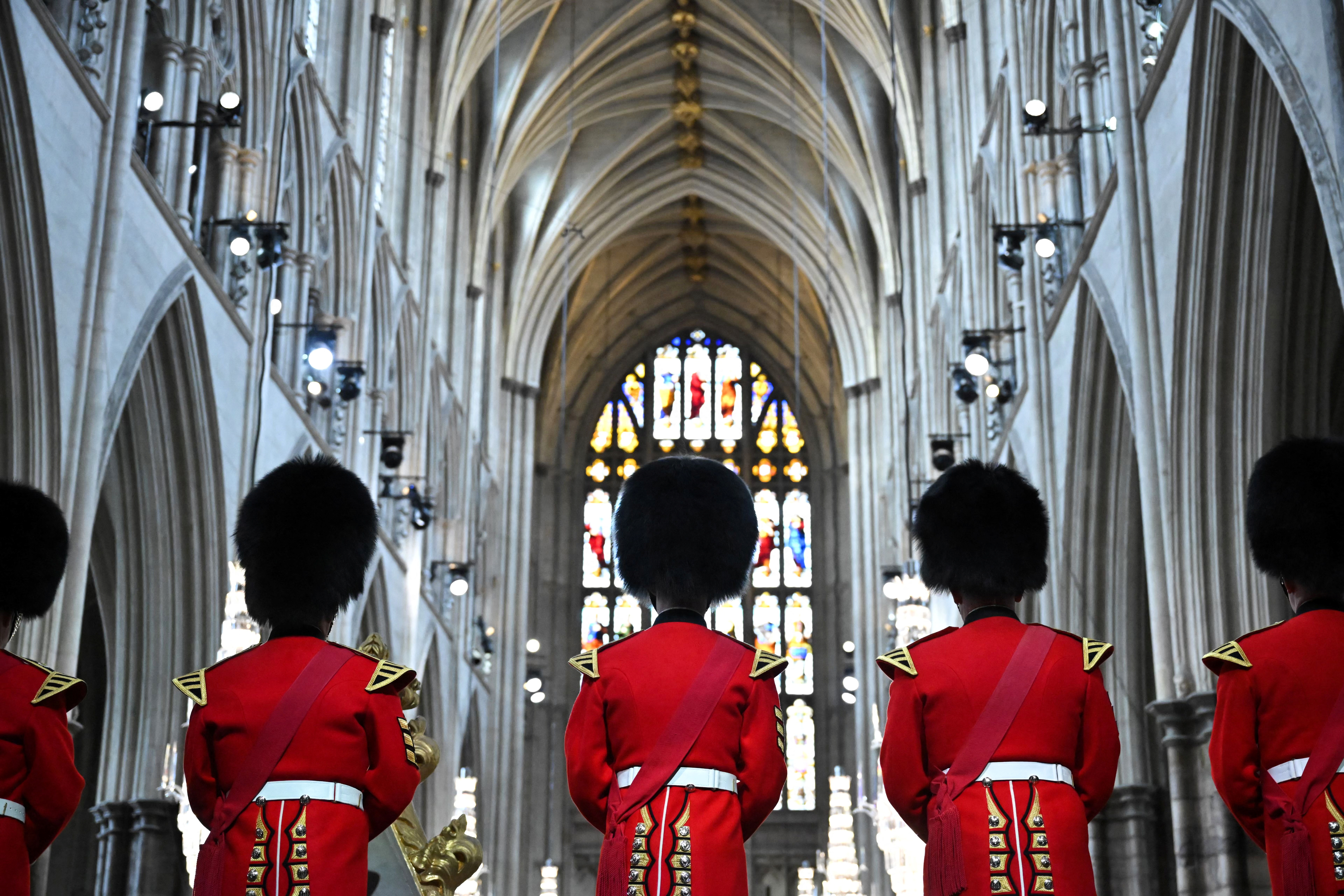 El equipo de fanfarria de las bandas de la división de hogares espera las llegadas al Servicio Funerario Estatal de la Reina Isabel II de Gran Bretaña, en la Abadía de Westminster. 