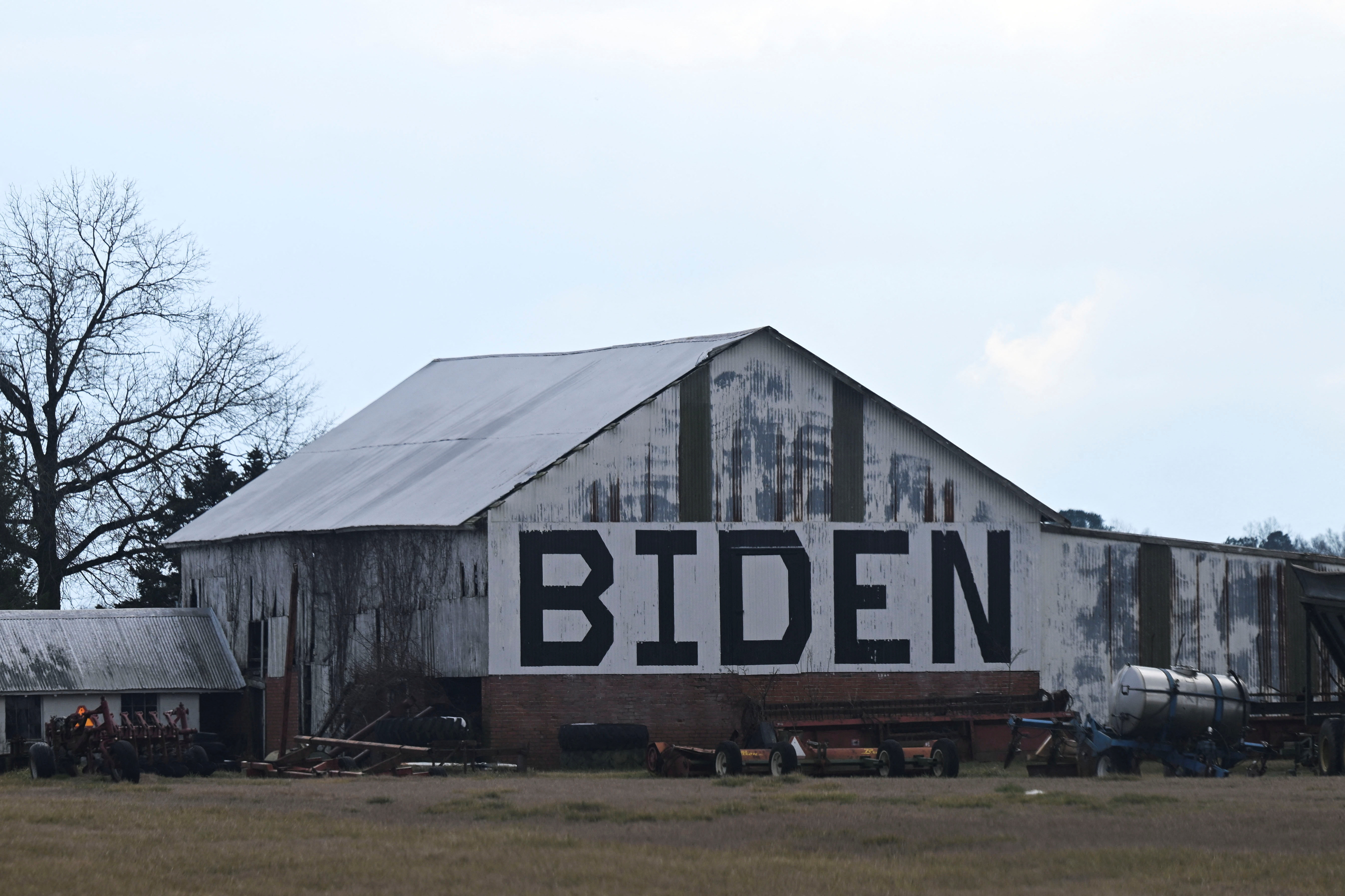 En un granero está pintado "BIDEN" cerca de la casa de playa propiedad del presidente estadounidense Joe Biden, luego de que agentes del FBI realizaran una búsqueda planificada de la propiedad en Rehoboth Beach, Delaware, EEUU