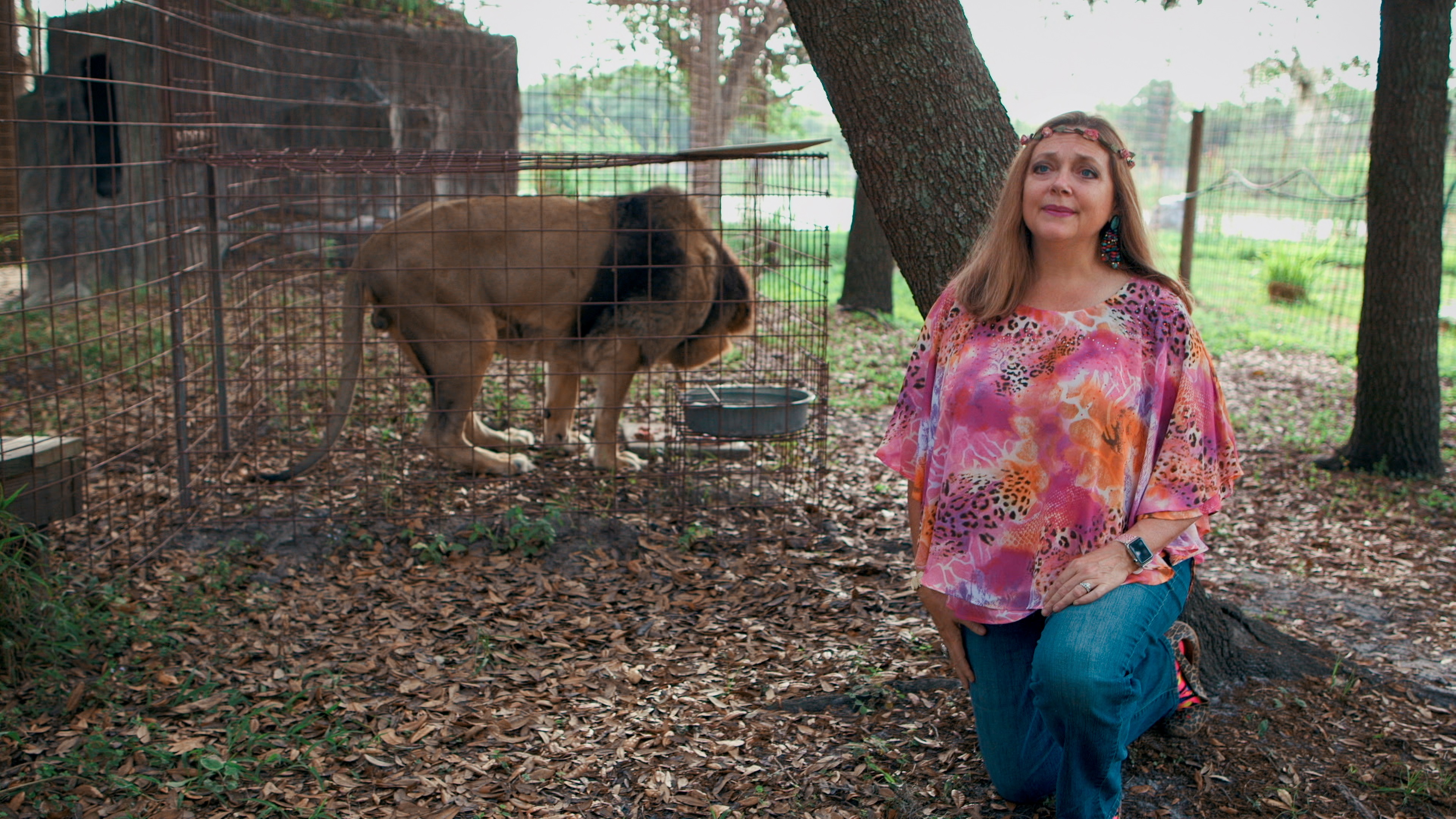 Carole Baskin junto a un león en su refugio de rescate de grandes felinos en Florida (EFE/ Netflix)