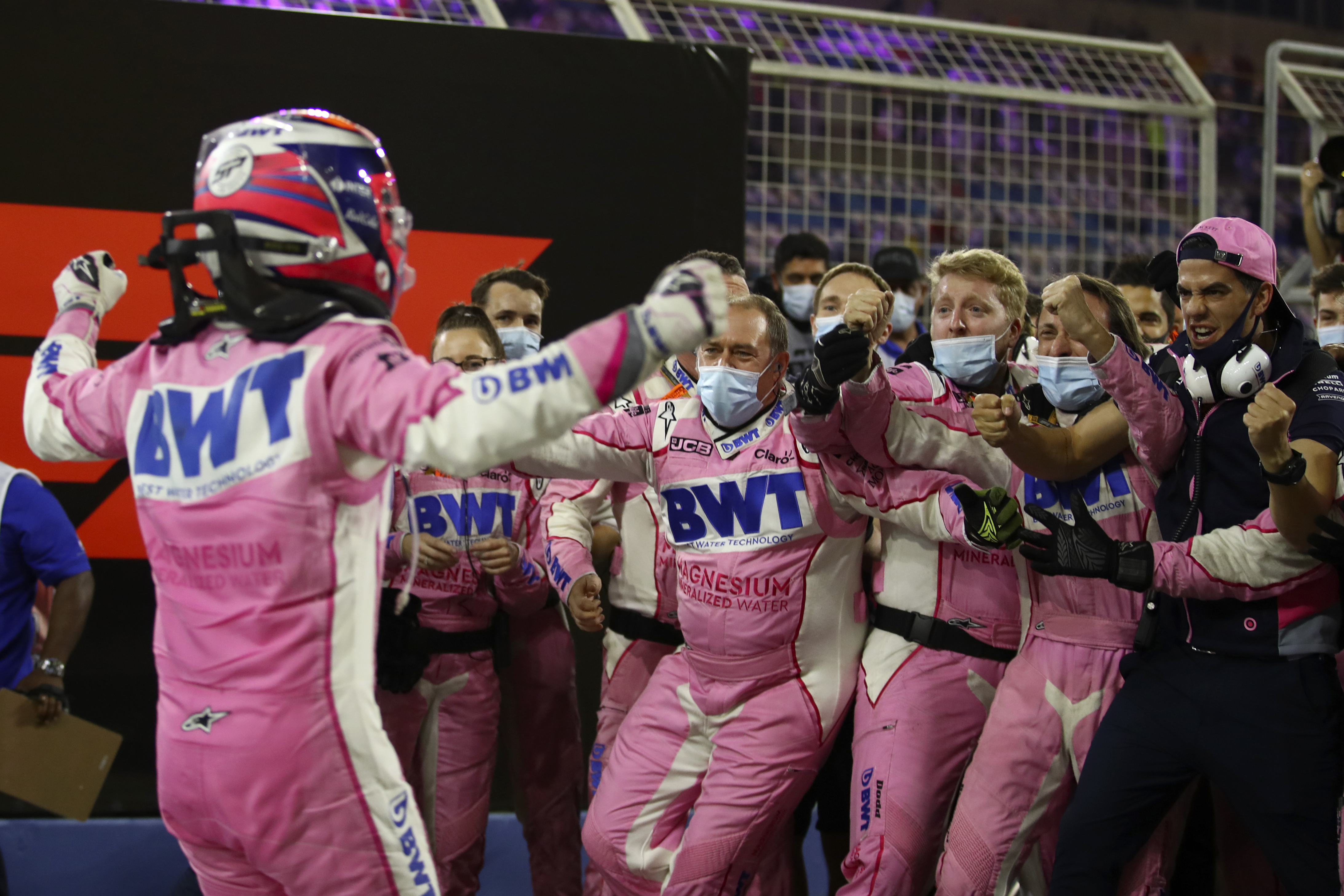 El piloto de Racing Point Sergio Pérez de México celebra con su equipo la victoria en el Gran Premio de Fórmula 1 de Sakhir, Baréin el domingo 6 de diciembre de 2020.