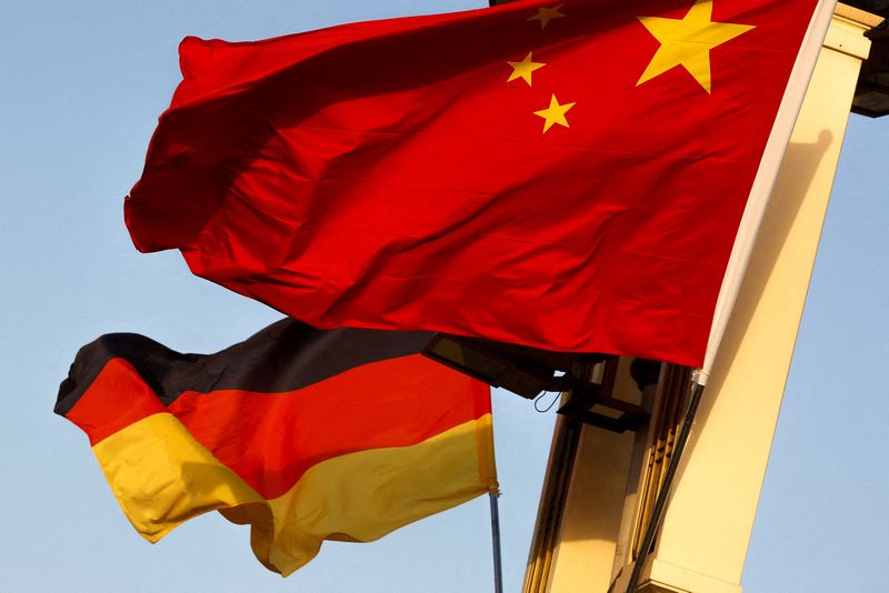 FOTO DE ARCHIVO: Las banderas nacionales de Alemania y China en la plaza de Tiananmen antes de la visita de la canciller alemana Angela Merkel en Pekín, China, 23 de mayo de 2018. REUTERS/Thomas Peter/File Photo/File Photo