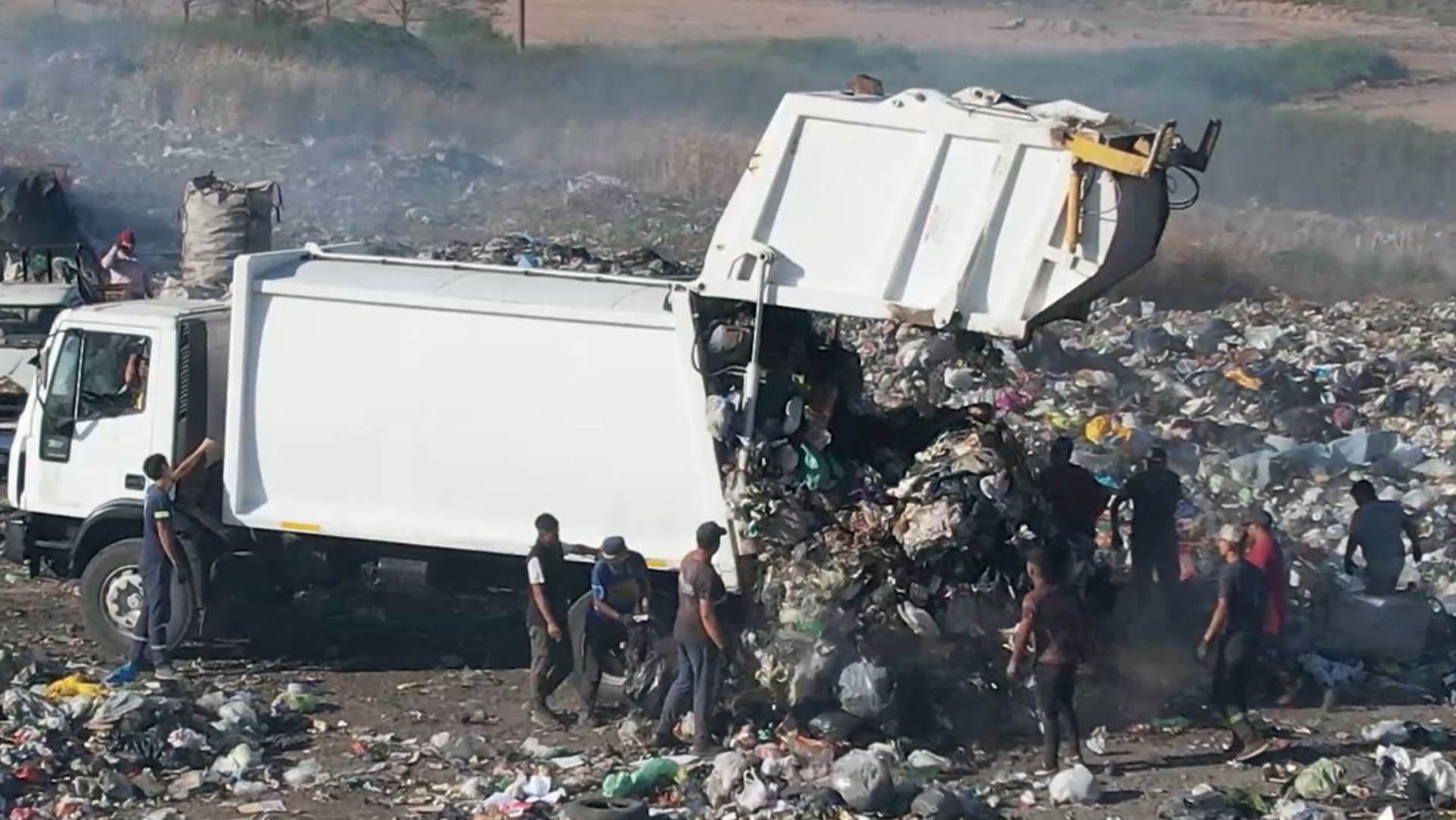 A pesar de una orden judicial y de tener un convenio con CEAMSE, la Municipalidad de Luján sigue arrojando residuos en un basural a cielo abierto 