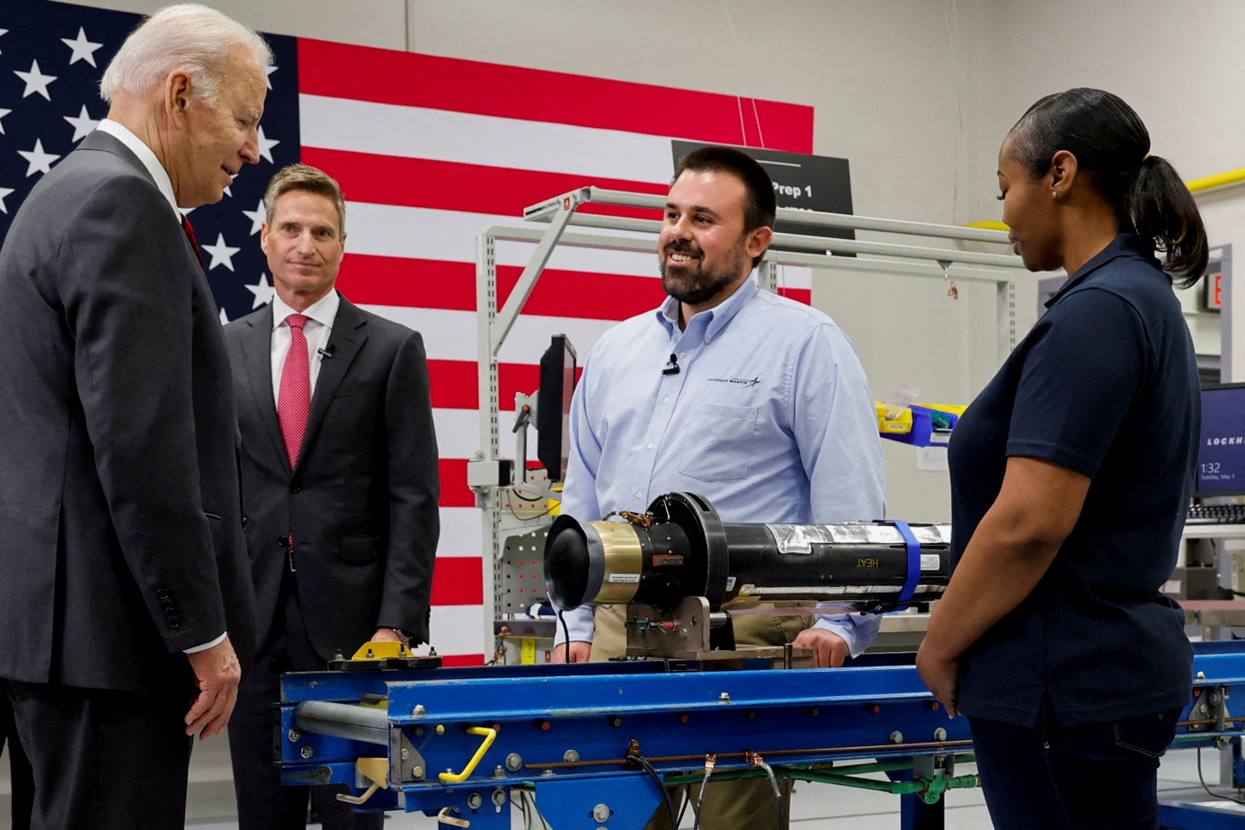 El presidente Joe Biden y el CEO de Lockheed Martin, Jim Taiclet, dialogan frente a un misil antitanque Javeline en Troy, Alabama (REUTERS/Jonathan Ernst)