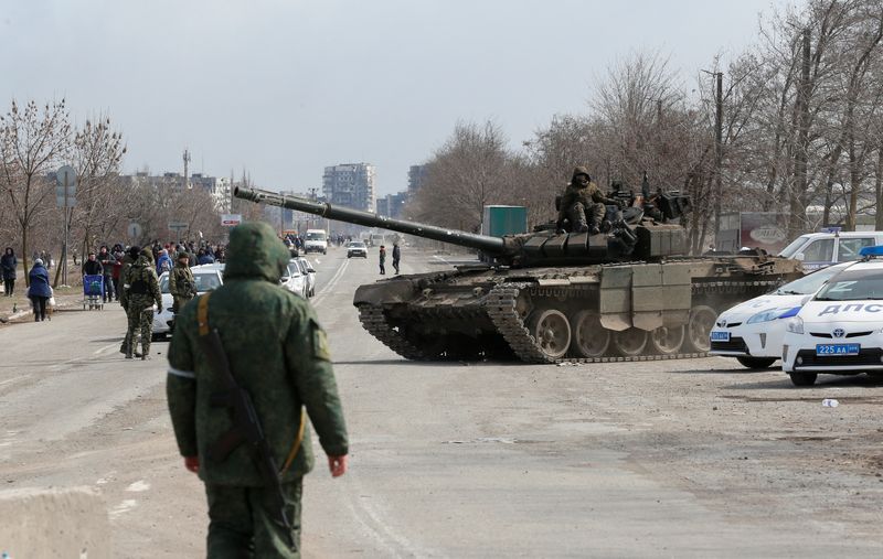 FOTO DE ARCHIVO: Efectivos de las tropas prorrusas encima de un tanque durante el conflicto entre Ucrania y Rusia en las afueras de la sitiada ciudad portuaria del sur de Mariupol
